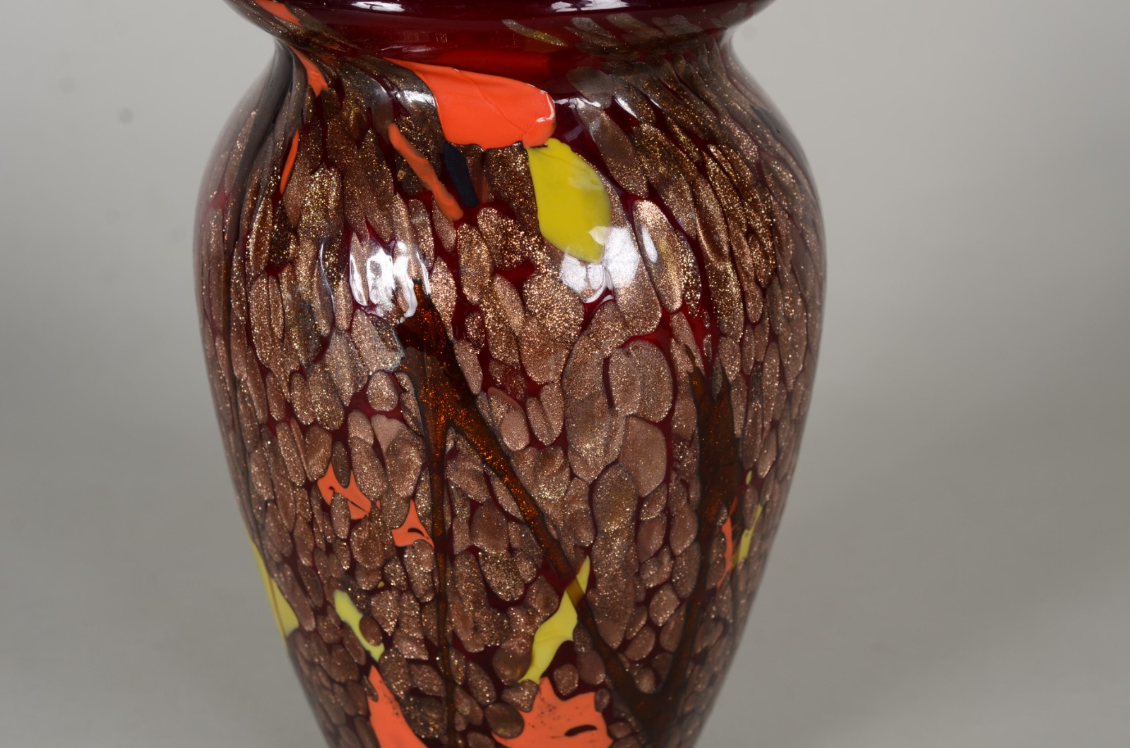 Vaso de vidro decorativo, fundo vinho com detalhes em amarelo e... - foto 6 de 8