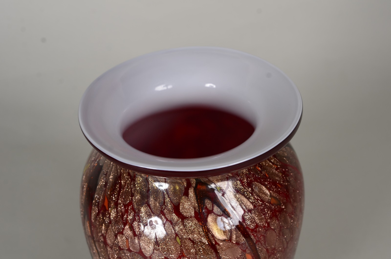 Vaso de vidro decorativo, fundo vinho com detalhes em amarelo e... - foto 7 de 8