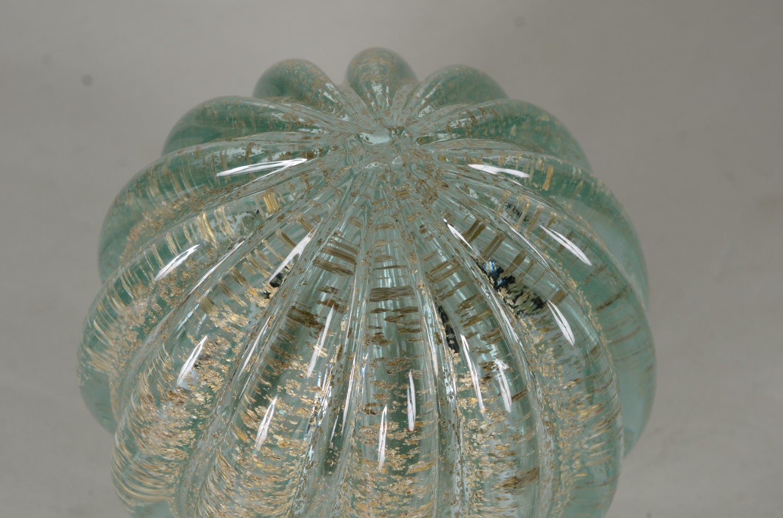 Peso de vidro decorativo, trabalhado em gomos na cor verde com pó de... - foto 2 de 4
