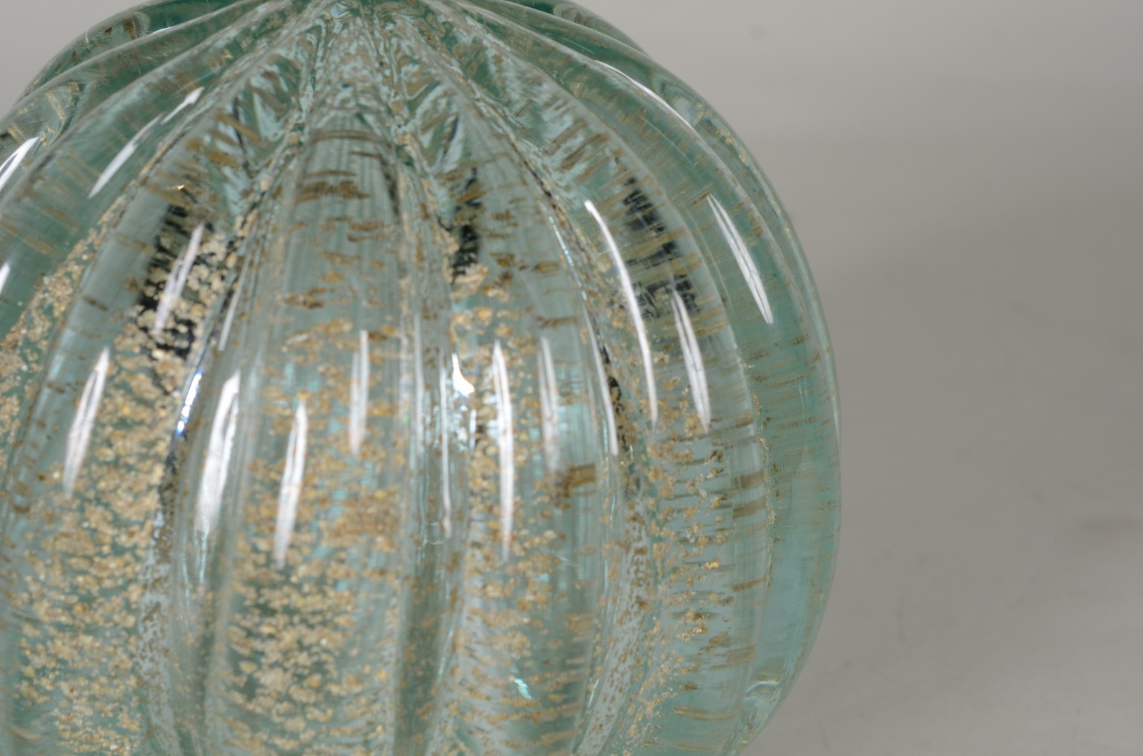 Peso de vidro decorativo, trabalhado em gomos na cor verde com pó de... - foto 3 de 4