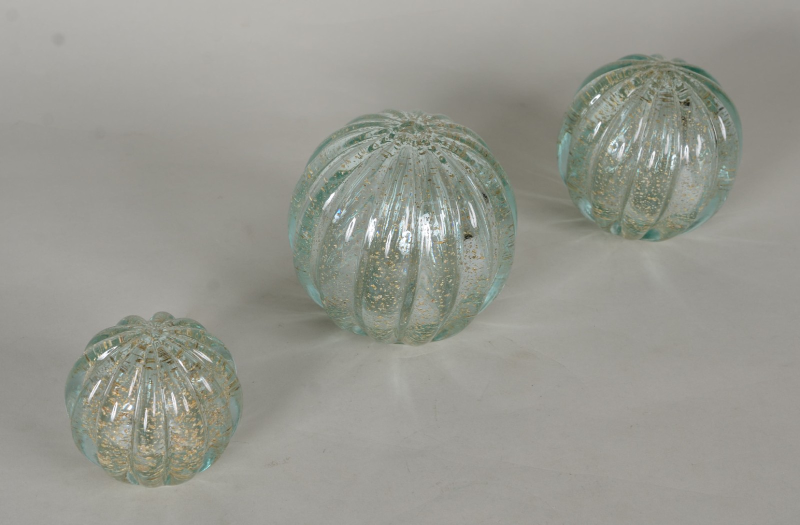 Três pesos de papel de vidro decorativo gomados na cor verde com pó... - foto 3 de 5