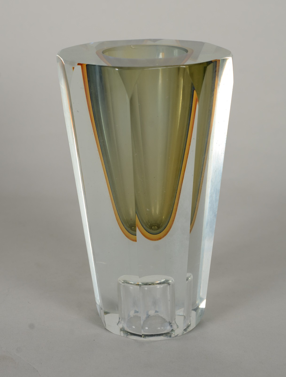 Vaso em bloco de cristal em tons de verde, facetado. - foto 1 de 6