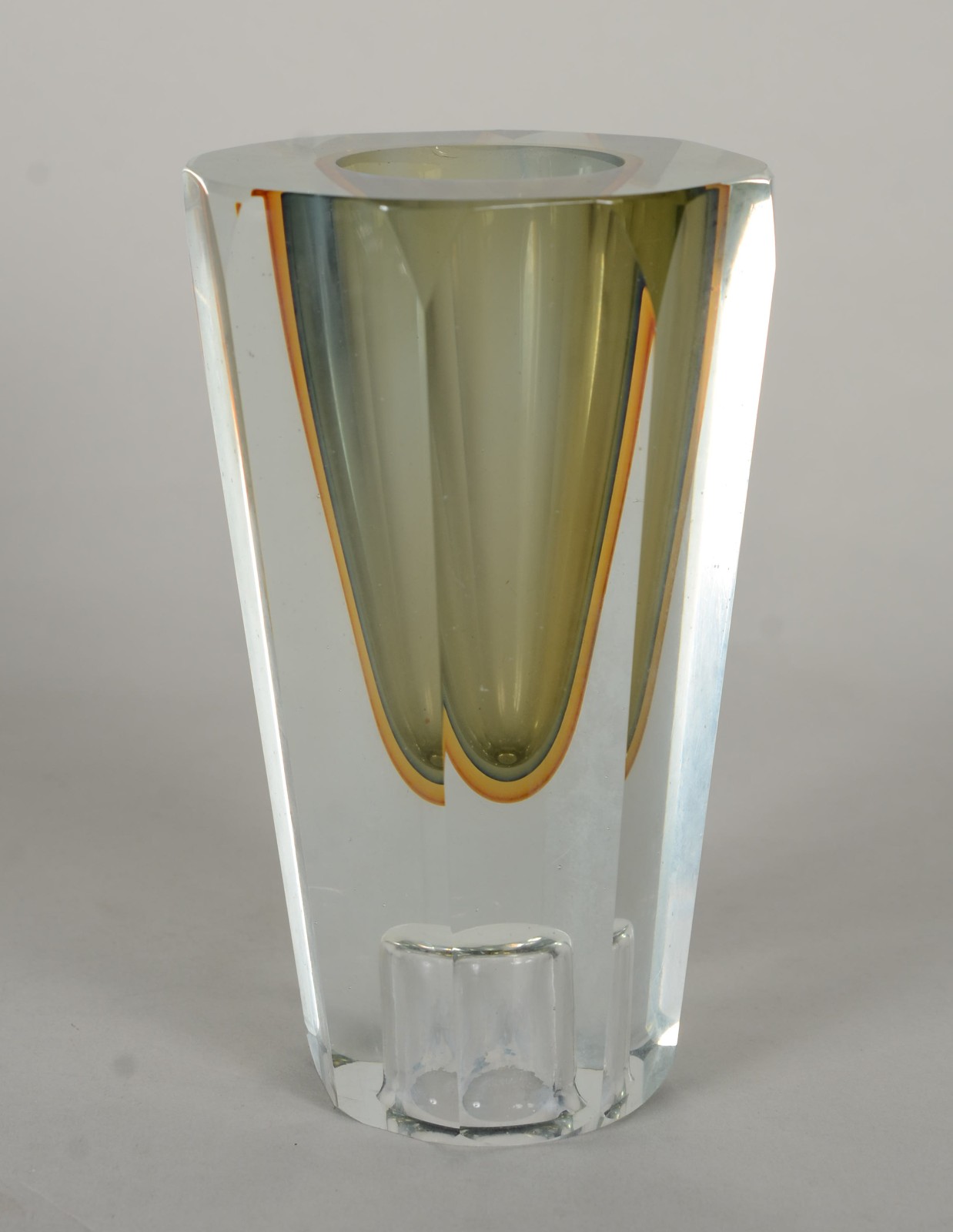 Vaso em bloco de cristal em tons de verde, facetado. - foto 3 de 6