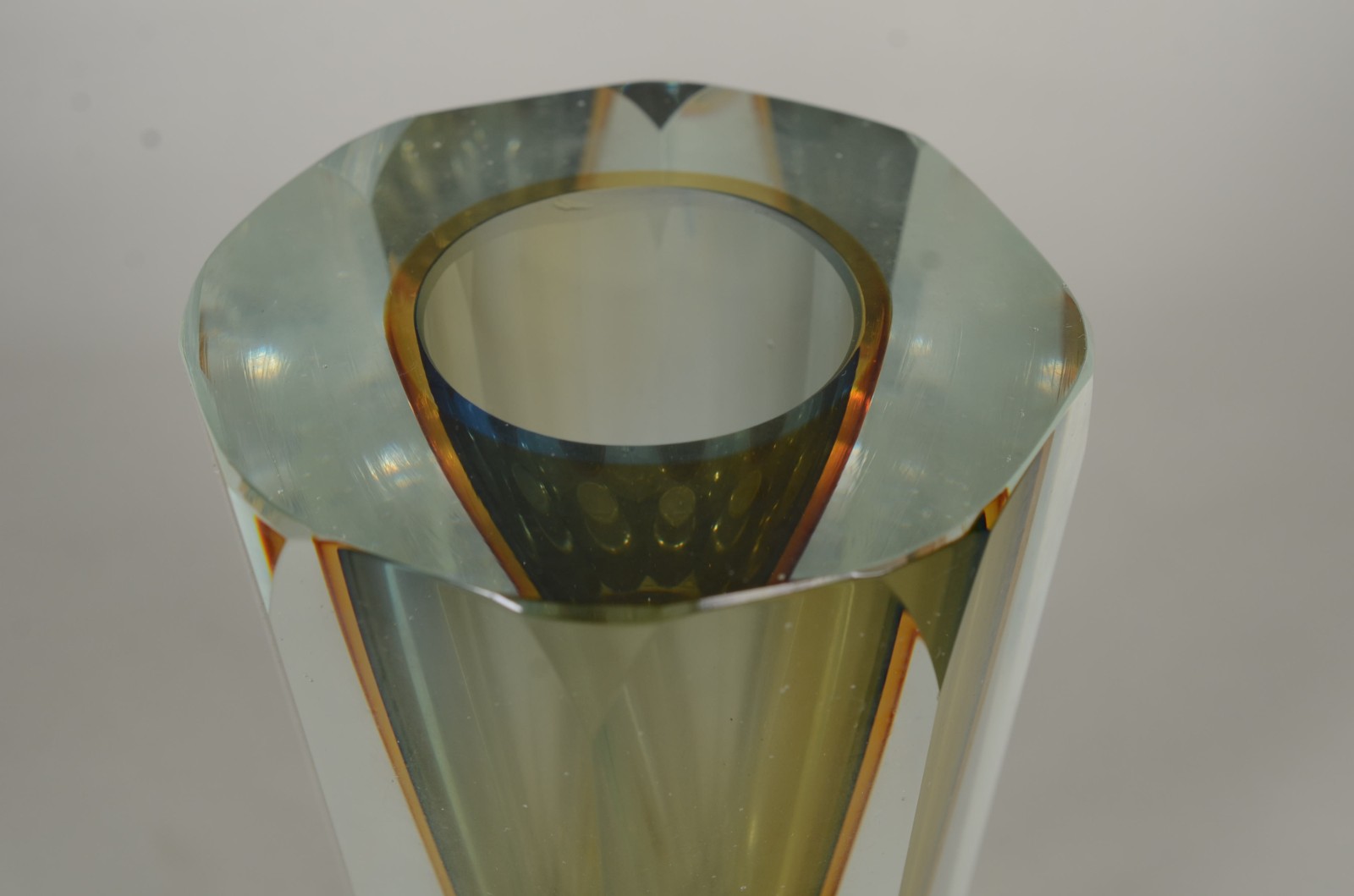 Vaso em bloco de cristal em tons de verde, facetado. - foto 4 de 6
