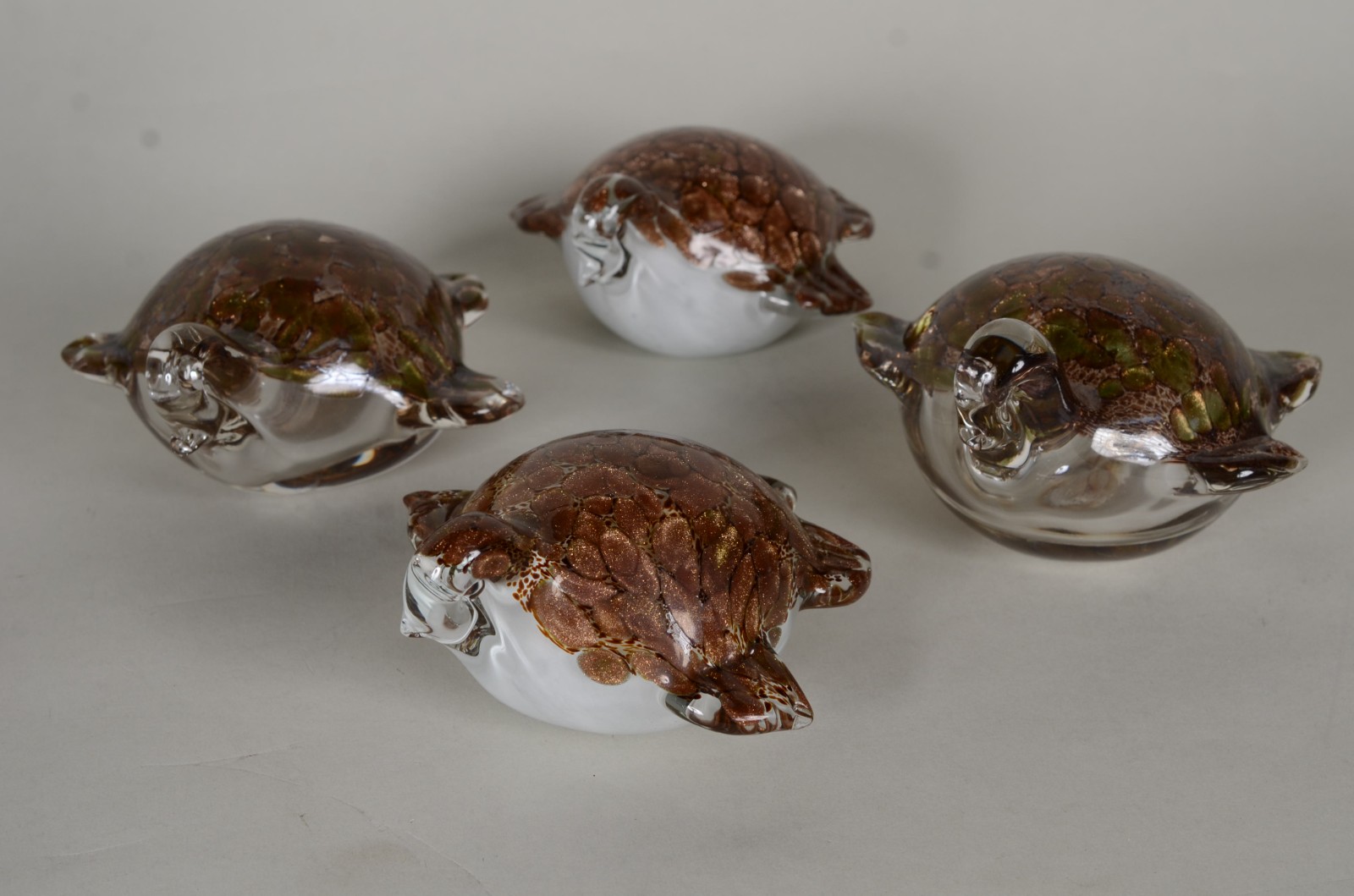 Quatro esculturas representando tartarugas de vidro decorativo, pó de... - foto 1 de 10