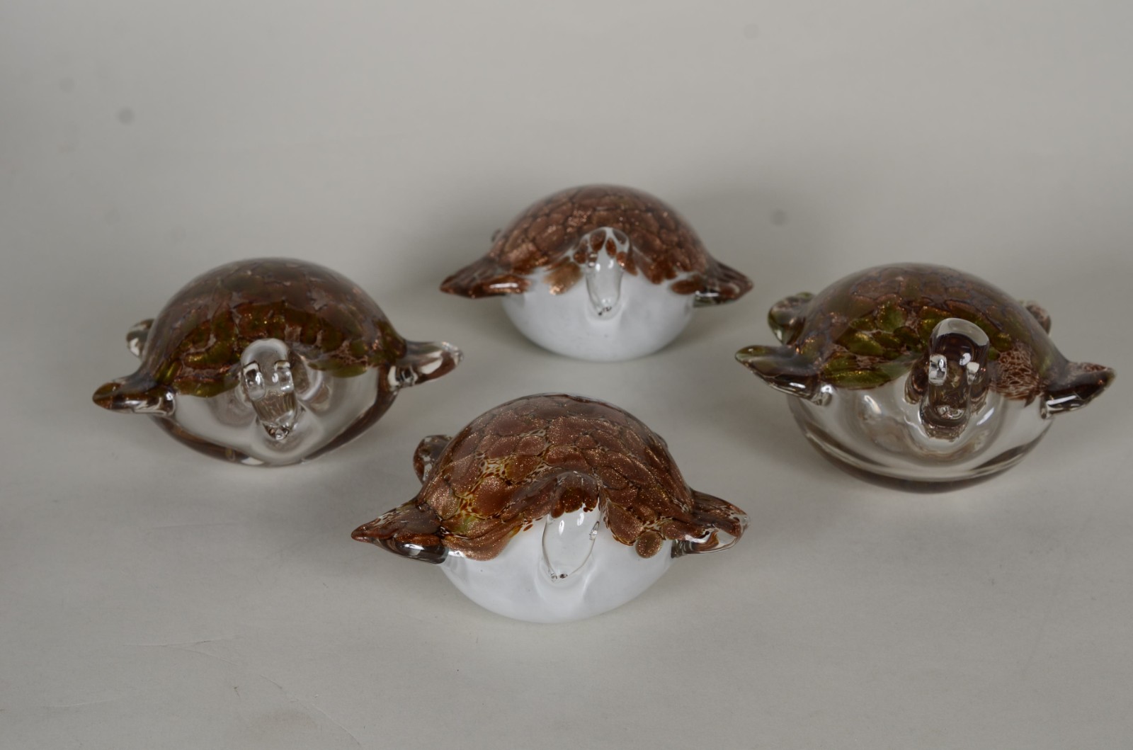 Quatro esculturas representando tartarugas de vidro decorativo, pó de... - foto 2 de 10