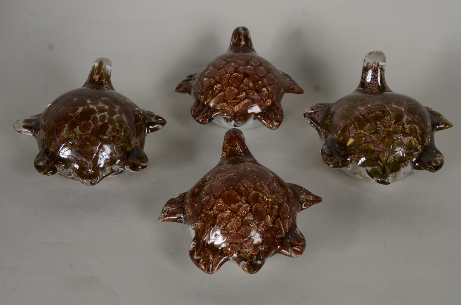 Quatro esculturas representando tartarugas de vidro decorativo, pó de... - foto 3 de 10