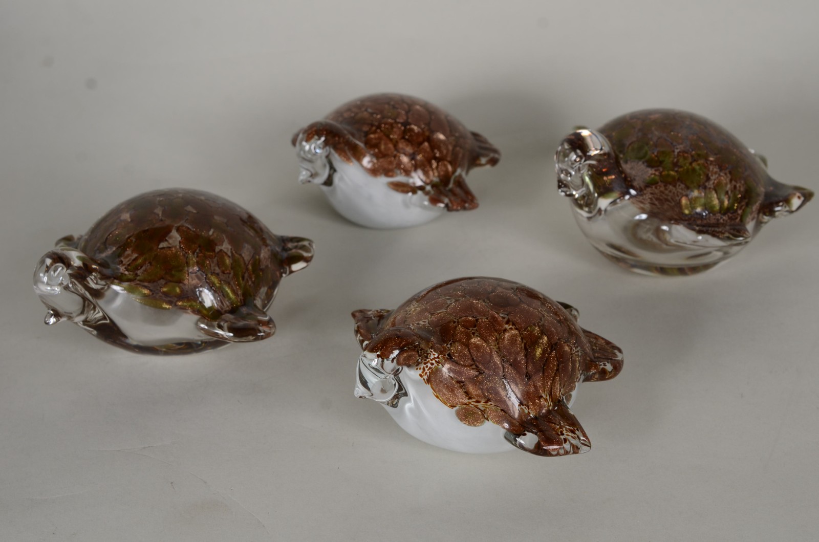 Quatro esculturas representando tartarugas de vidro decorativo, pó de... - foto 4 de 10