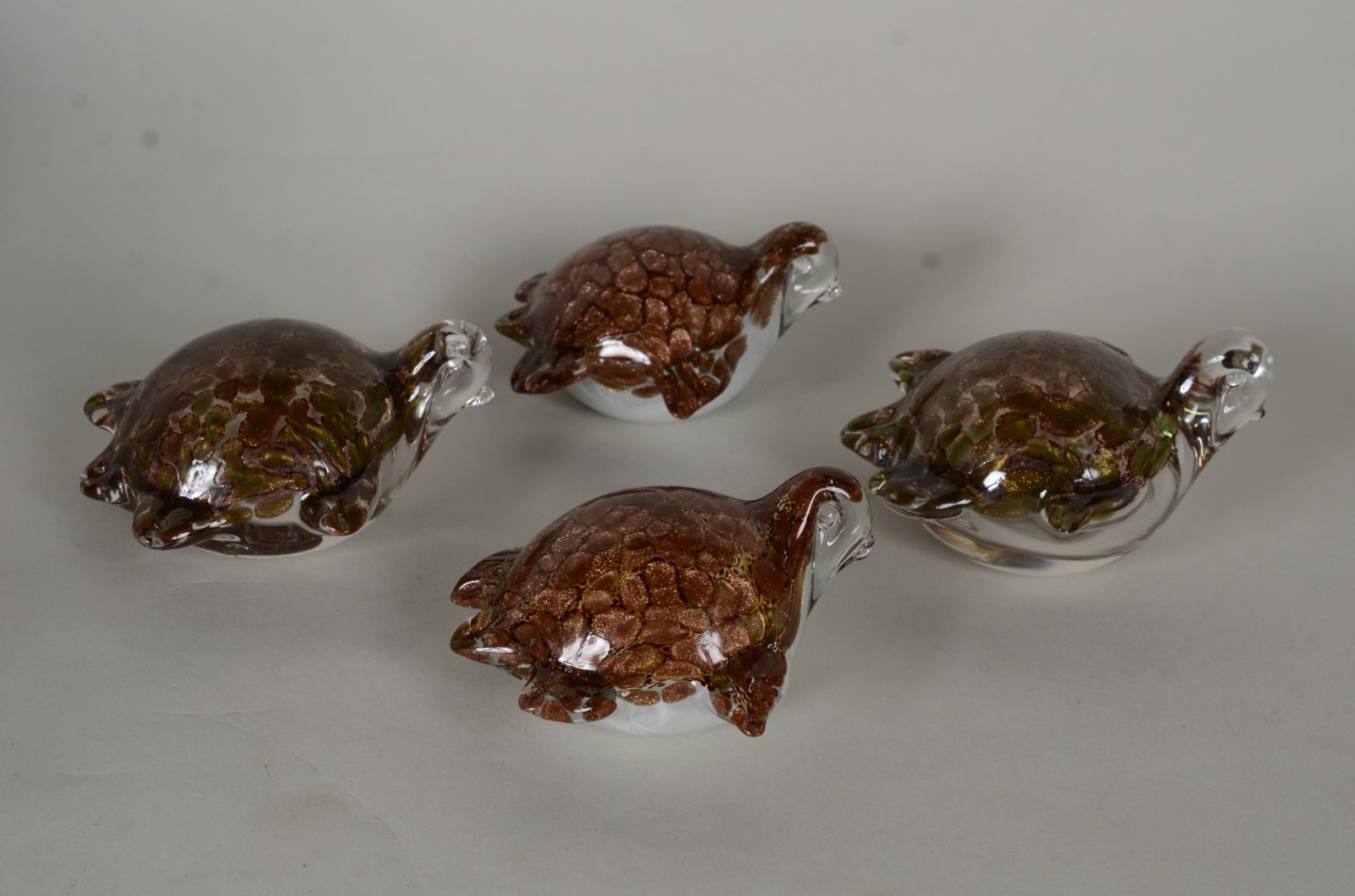 Quatro esculturas representando tartarugas de vidro decorativo, pó de... - foto 5 de 10