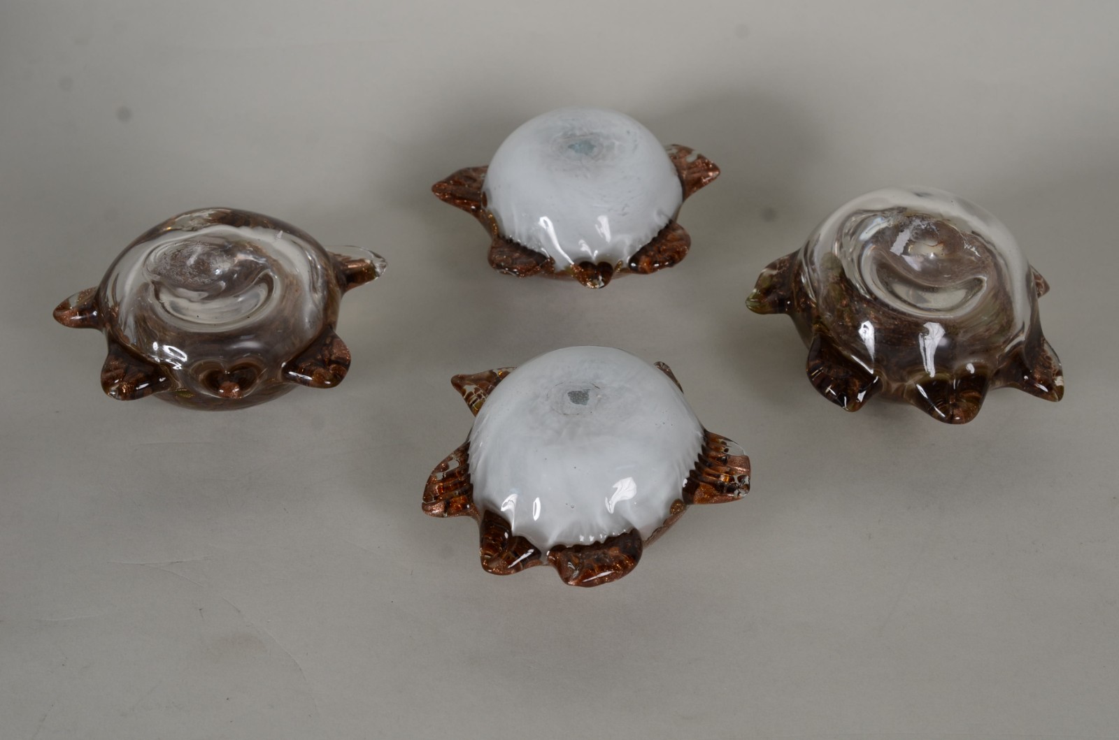 Quatro esculturas representando tartarugas de vidro decorativo, pó de... - foto 6 de 10