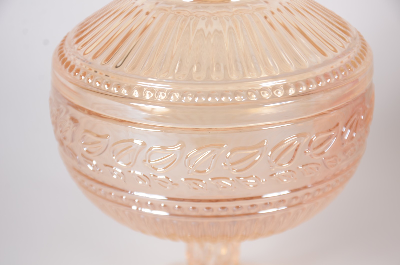 Quatro compoteiras de vidro decorativo, trabalhadas. - foto 2 de 8
