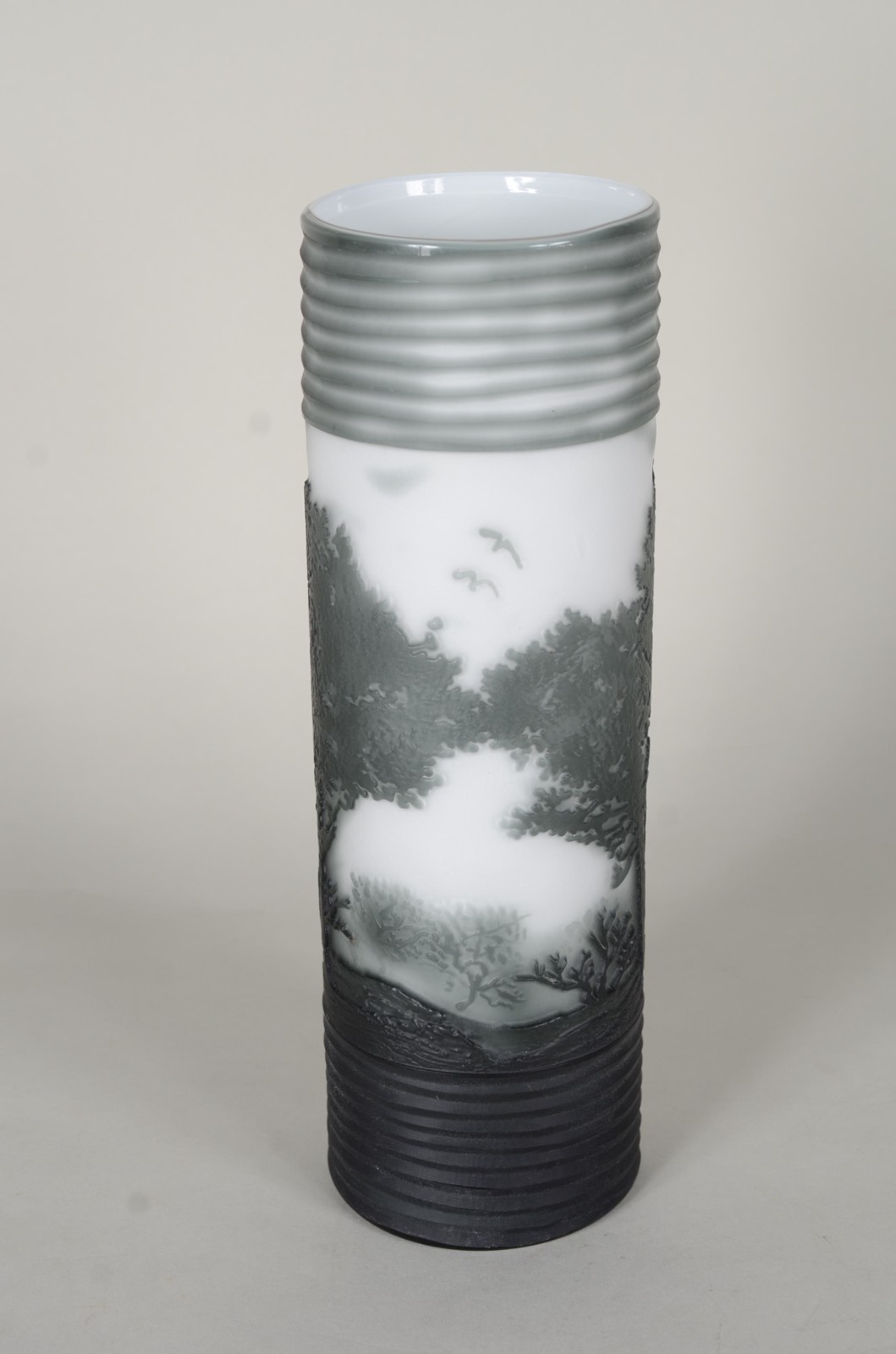 Vaso decorativo de vidro branco fosco com paisagens em tons de verde. - foto 1 de 6