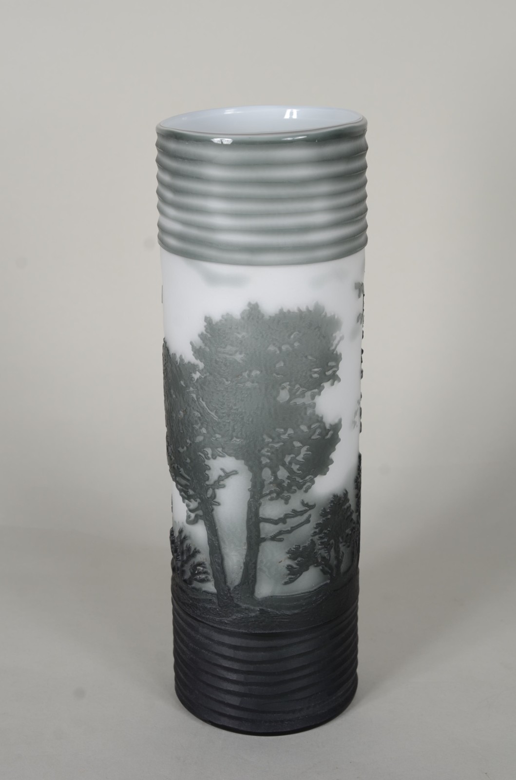 Vaso decorativo de vidro branco fosco com paisagens em tons de verde. - foto 2 de 6