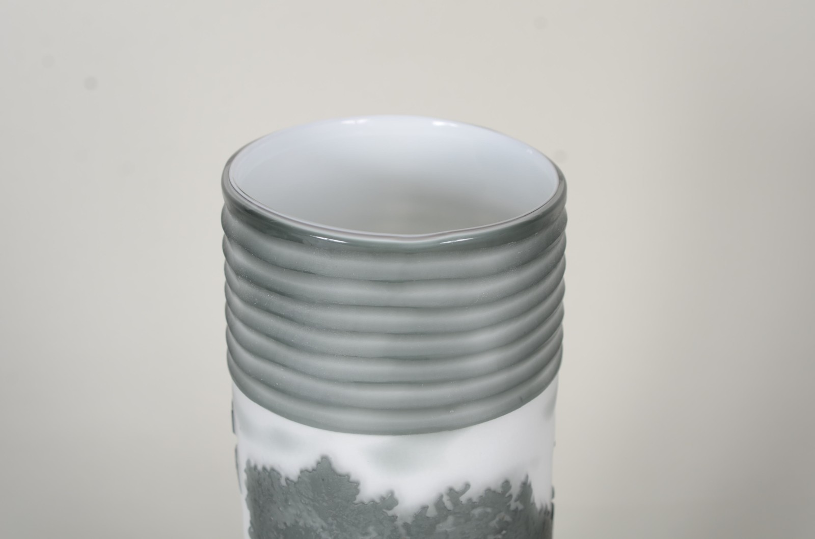 Vaso decorativo de vidro branco fosco com paisagens em tons de verde. - foto 3 de 6