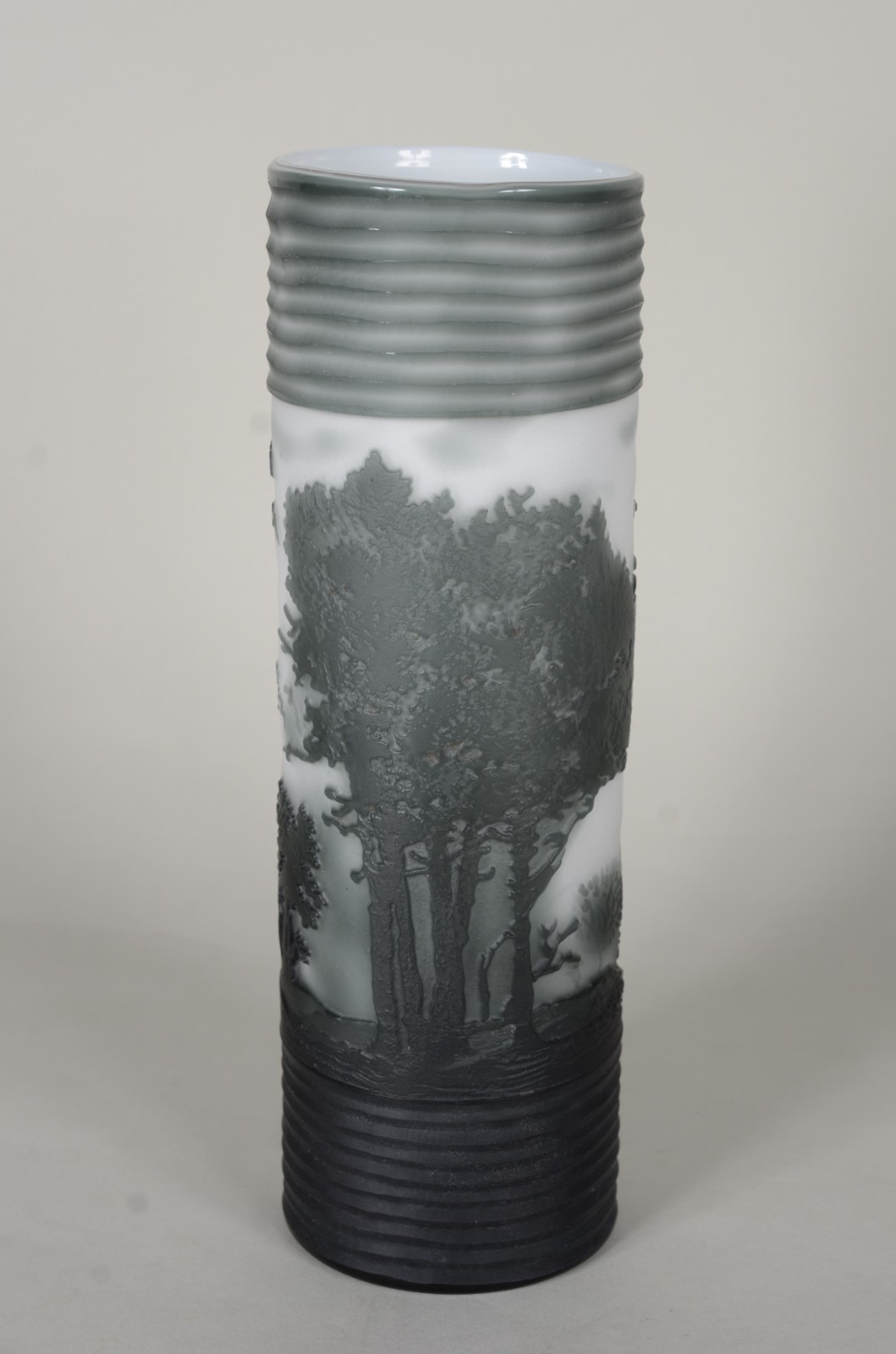 Vaso decorativo de vidro branco fosco com paisagens em tons de verde. - foto 4 de 6