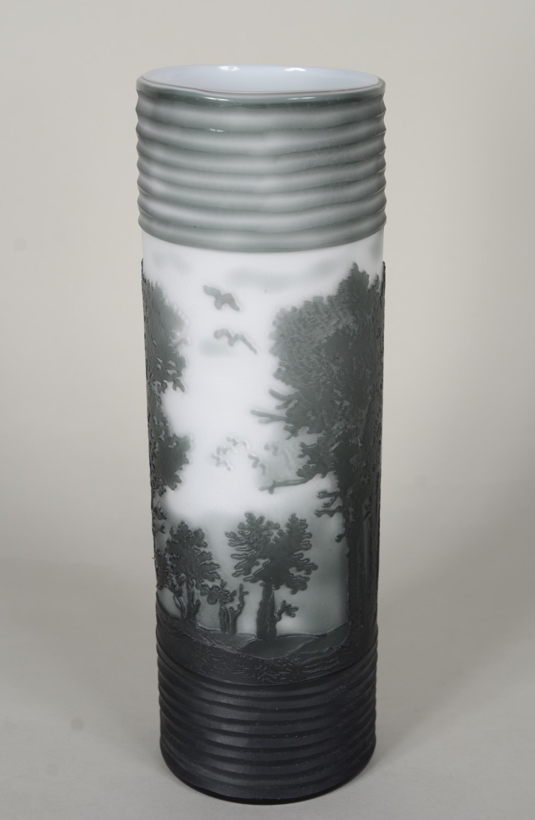 Vaso decorativo de vidro branco fosco com paisagens em tons de verde. - foto 5 de 6
