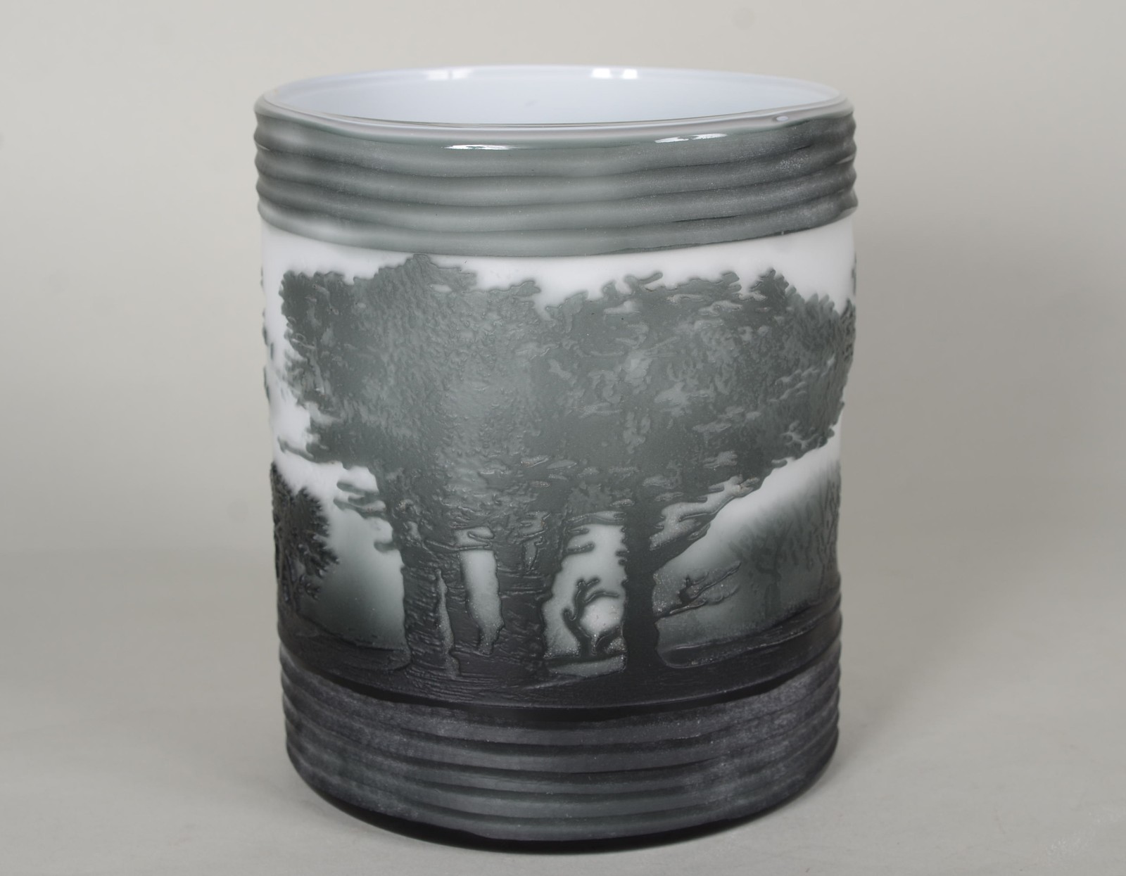 Cachepot de vidro branco leitoso. - foto 4 de 5