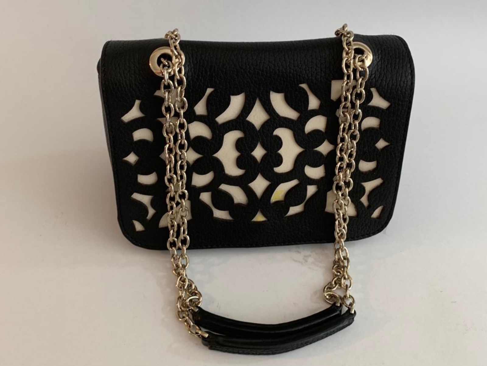 Elegante bolsa feminina em couro com corrente dourada. - foto 1 de 10