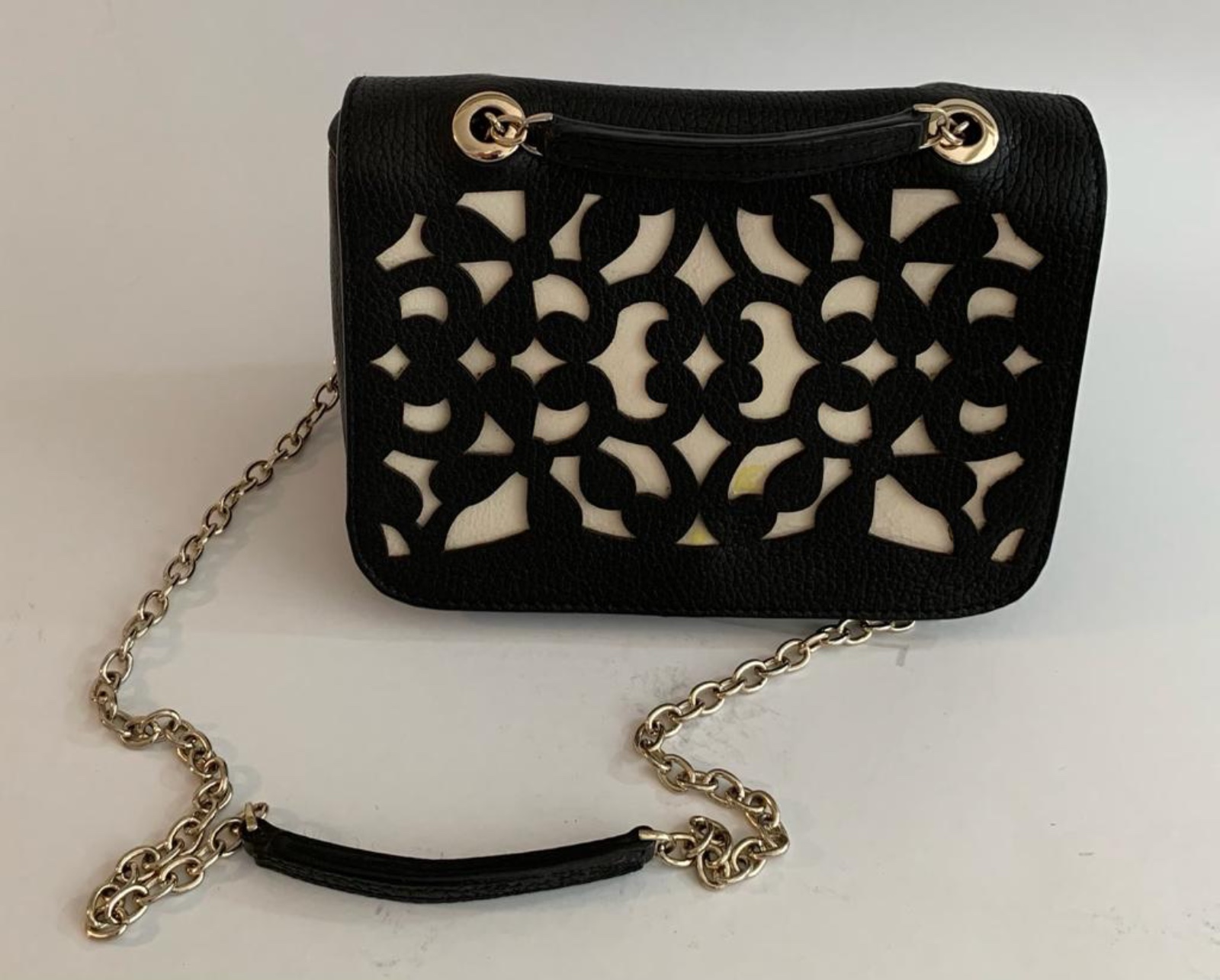 Elegante bolsa feminina em couro com corrente dourada. - foto 2 de 10