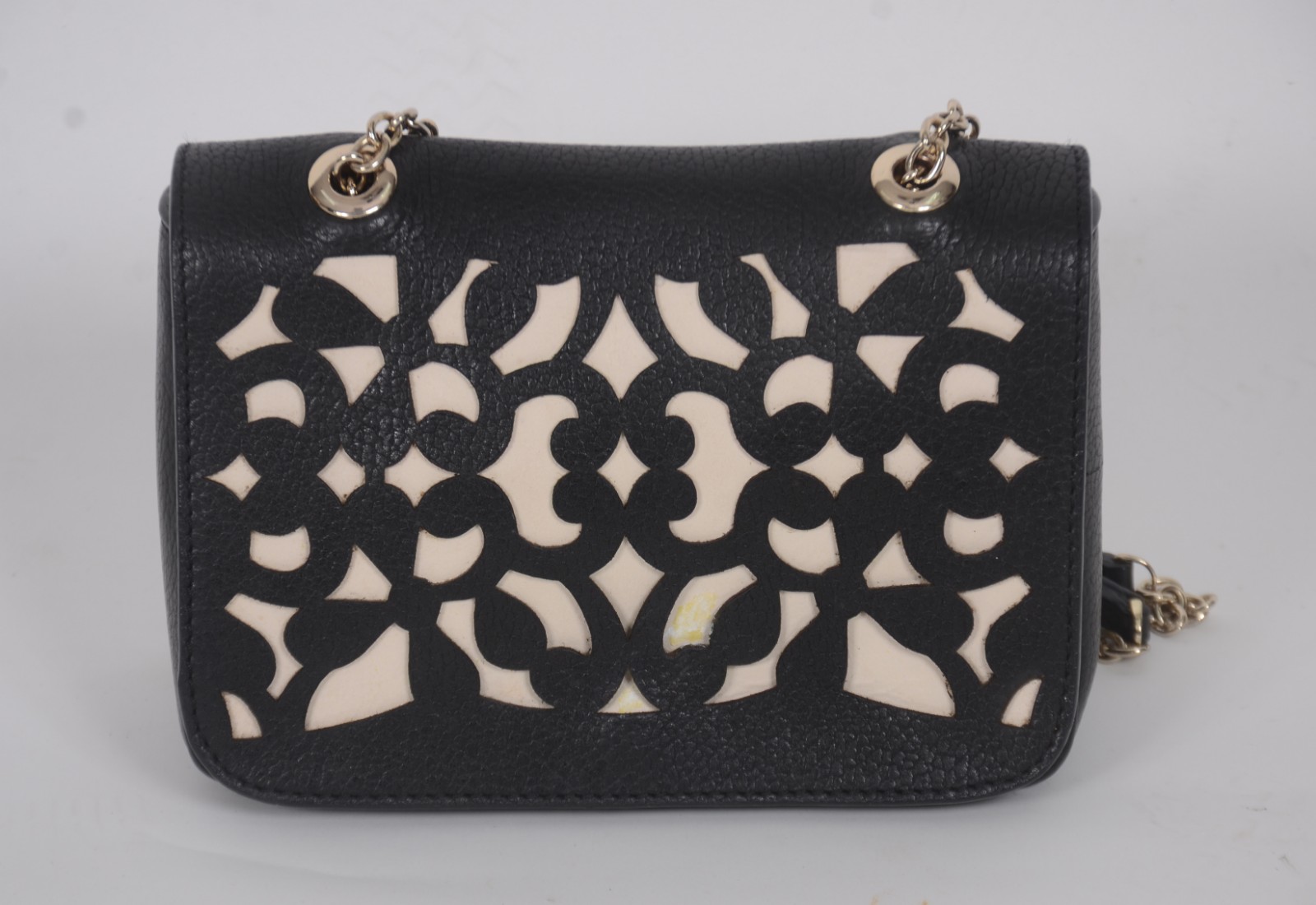 Elegante bolsa feminina em couro com corrente dourada. - foto 3 de 10