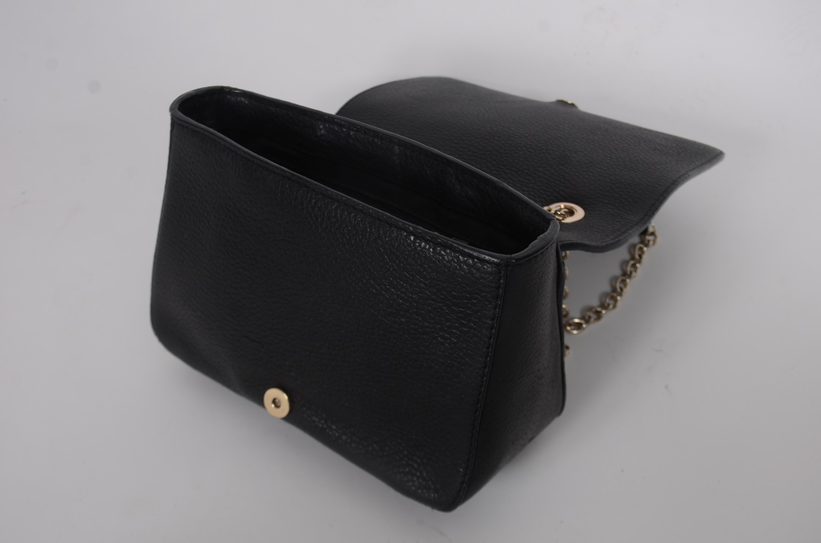 Elegante bolsa feminina em couro com corrente dourada. - foto 6 de 10