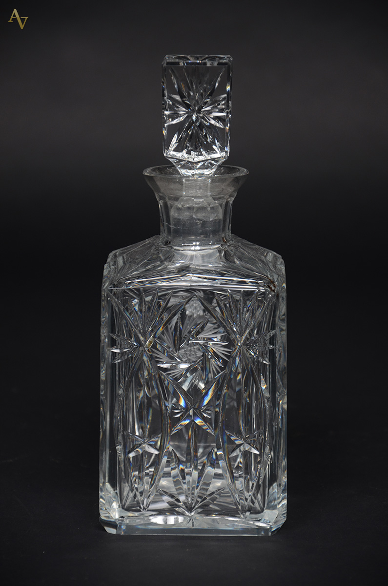 Garrafa de cristal tcheco lapidado. Altura 24 cm.