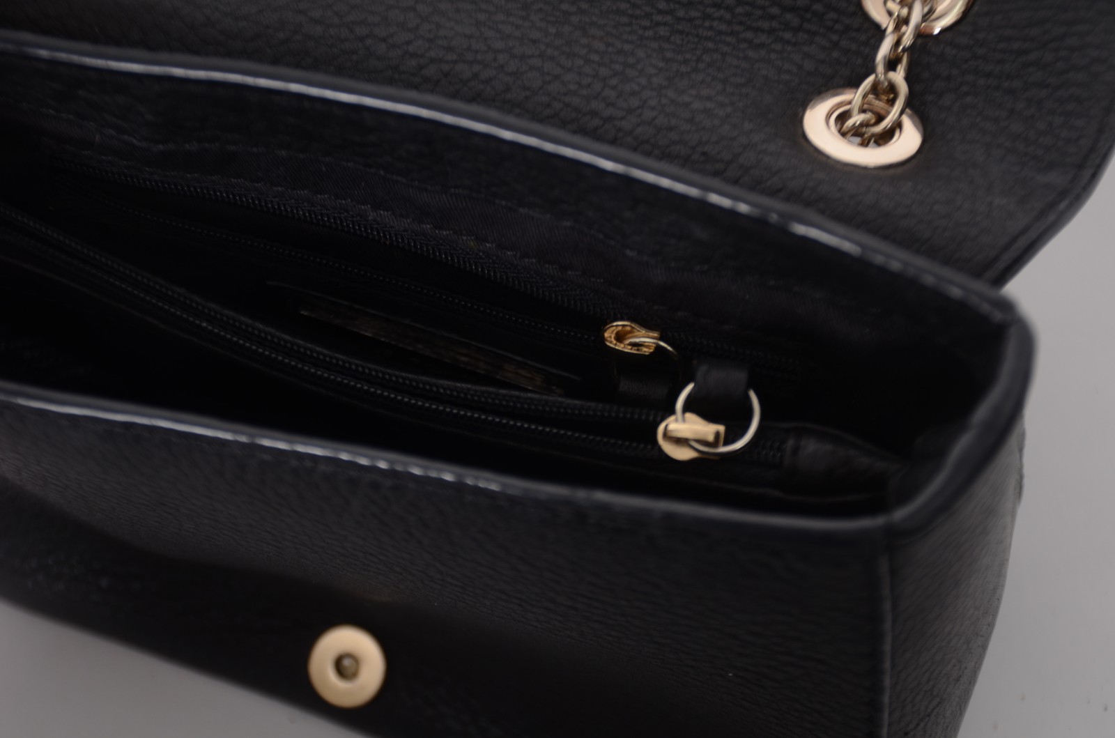 Elegante bolsa feminina em couro com corrente dourada. - foto 7 de 10