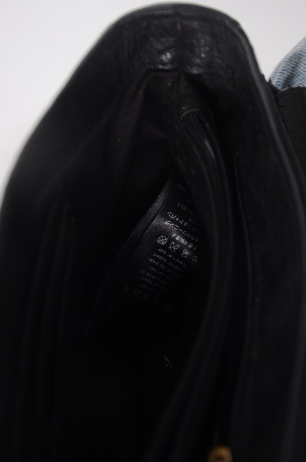 Elegante bolsa feminina em couro com corrente dourada. - foto 9 de 10