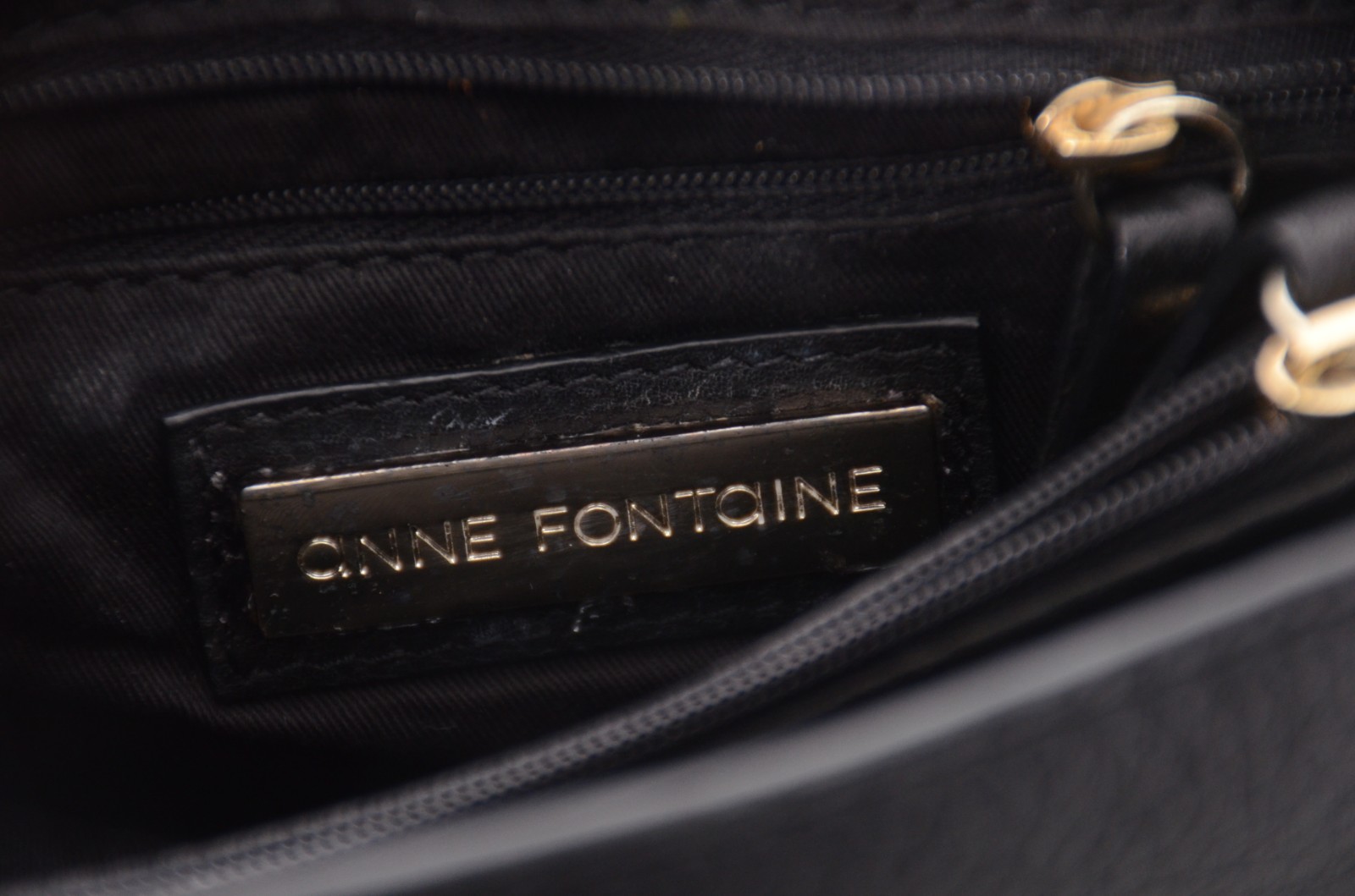Elegante bolsa feminina em couro com corrente dourada. - foto 10 de 10