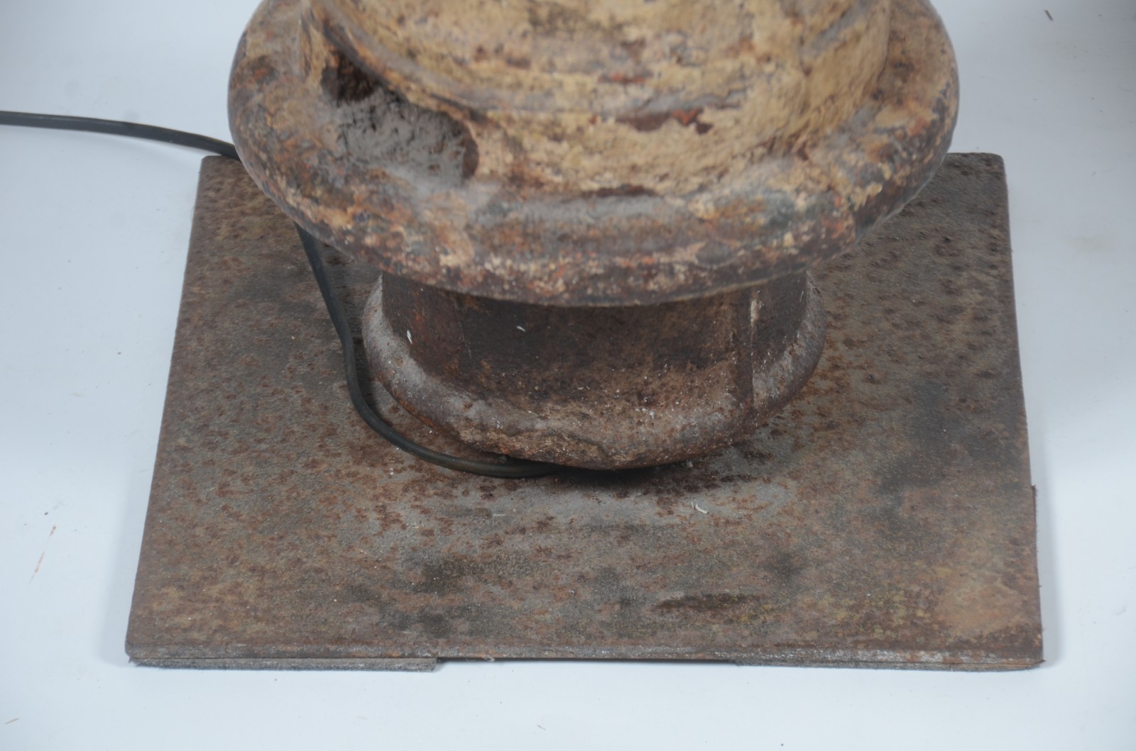 Par de antigos tocheiros de pé de metal patinado com meias cúpulas na... - foto 11 de 11