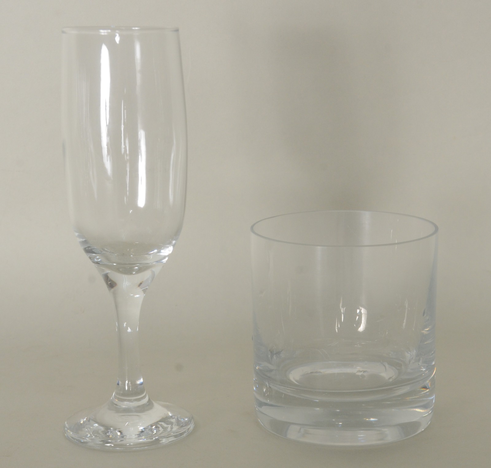Diversas peças de vidro, sendo: 12 flutes para champagne; jarra e 2... - foto 3 de 10