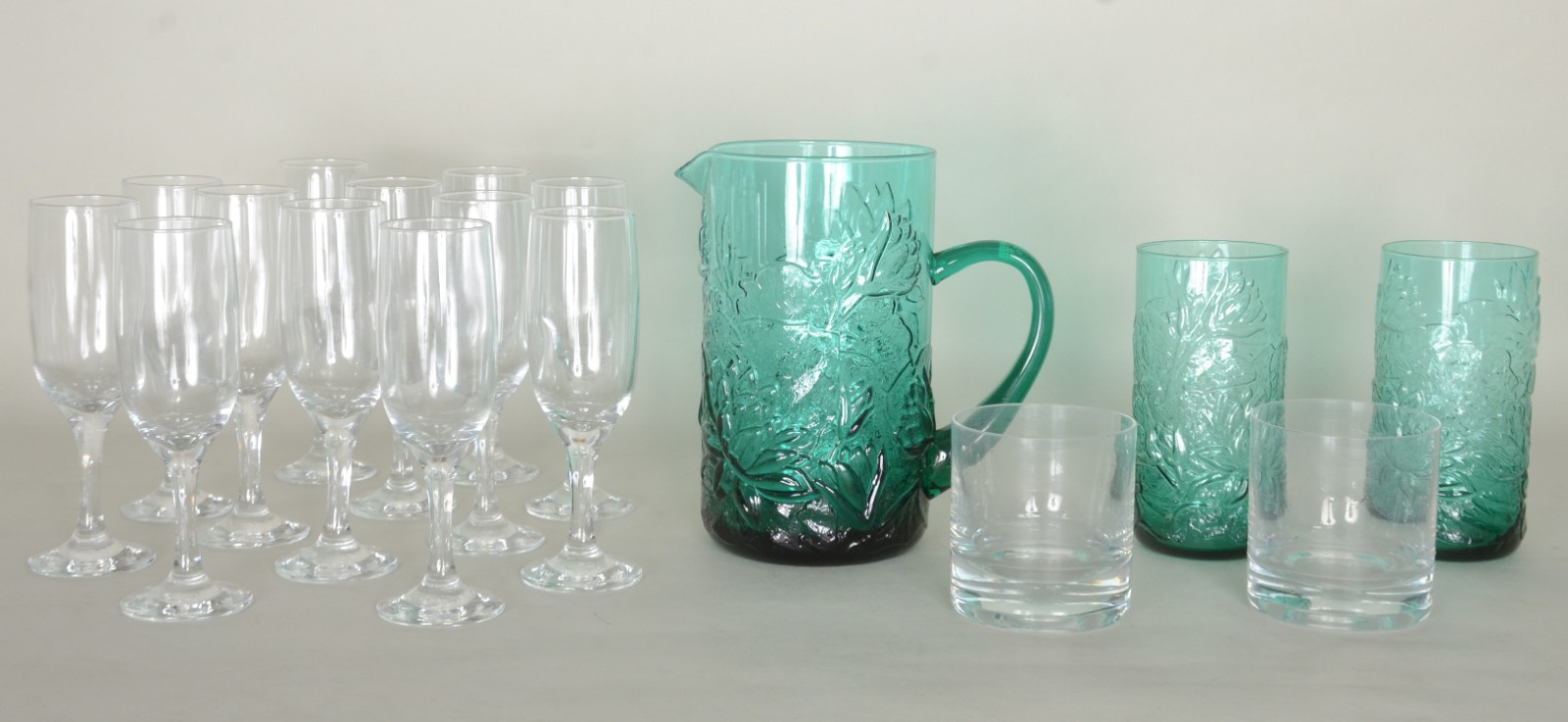 Diversas peças de vidro, sendo: 12 flutes para champagne; jarra e 2... - foto 1 de 10