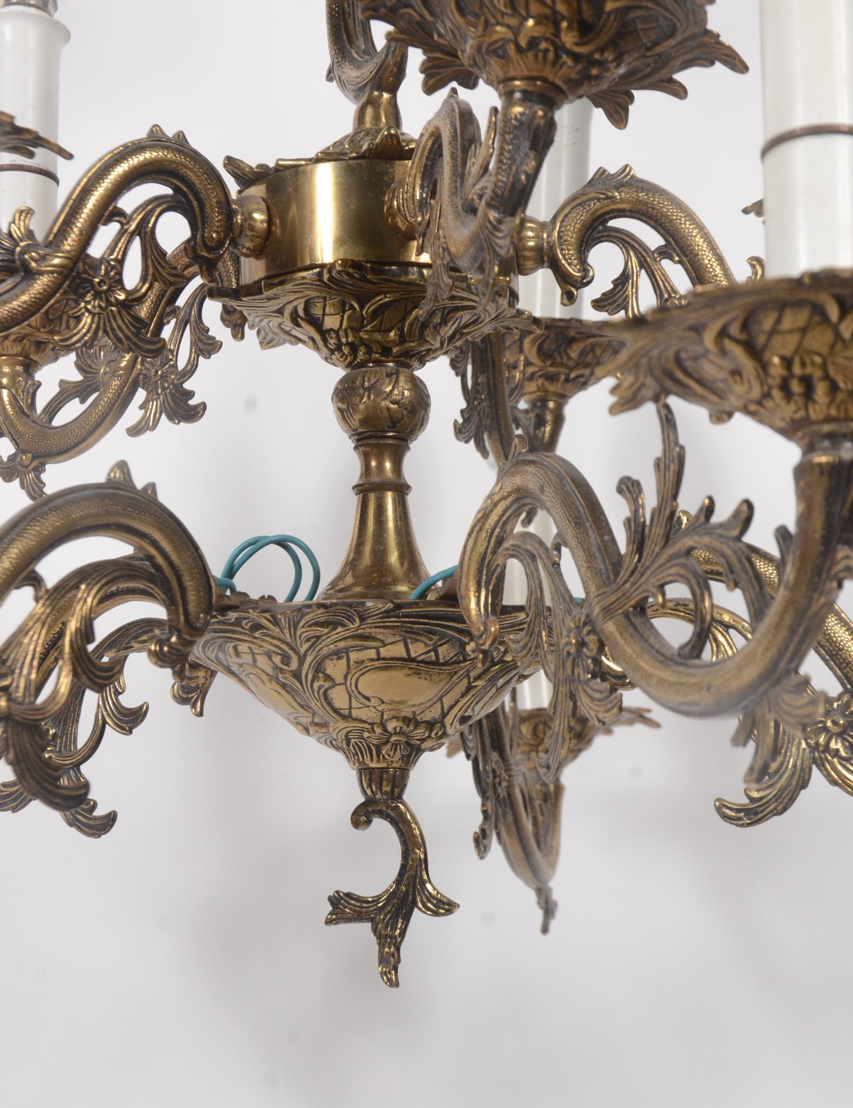 Lustre de metal dourado trabalhado em "folhagens" para 10 luzes. - foto 4 de 6