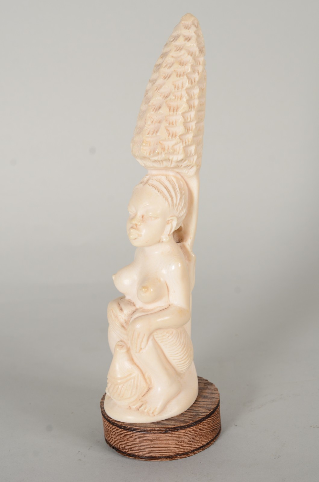 Escultura de marfim representando figura africana. - foto 1 de 7
