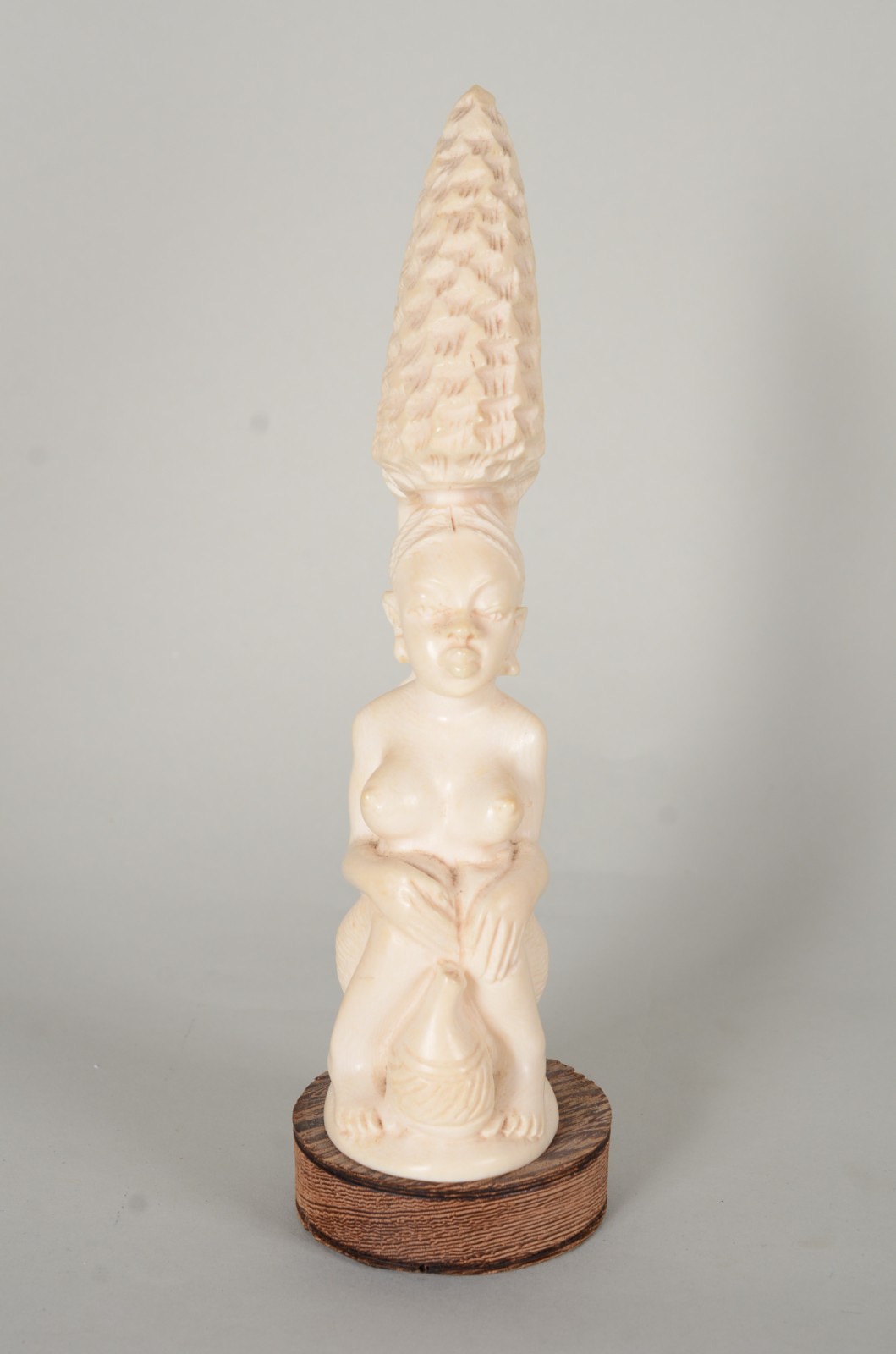 Escultura de marfim representando figura africana. - foto 2 de 7