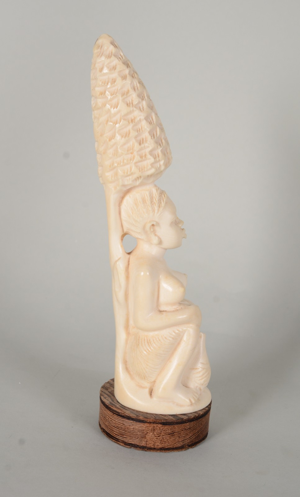 Escultura de marfim representando figura africana. - foto 6 de 7
