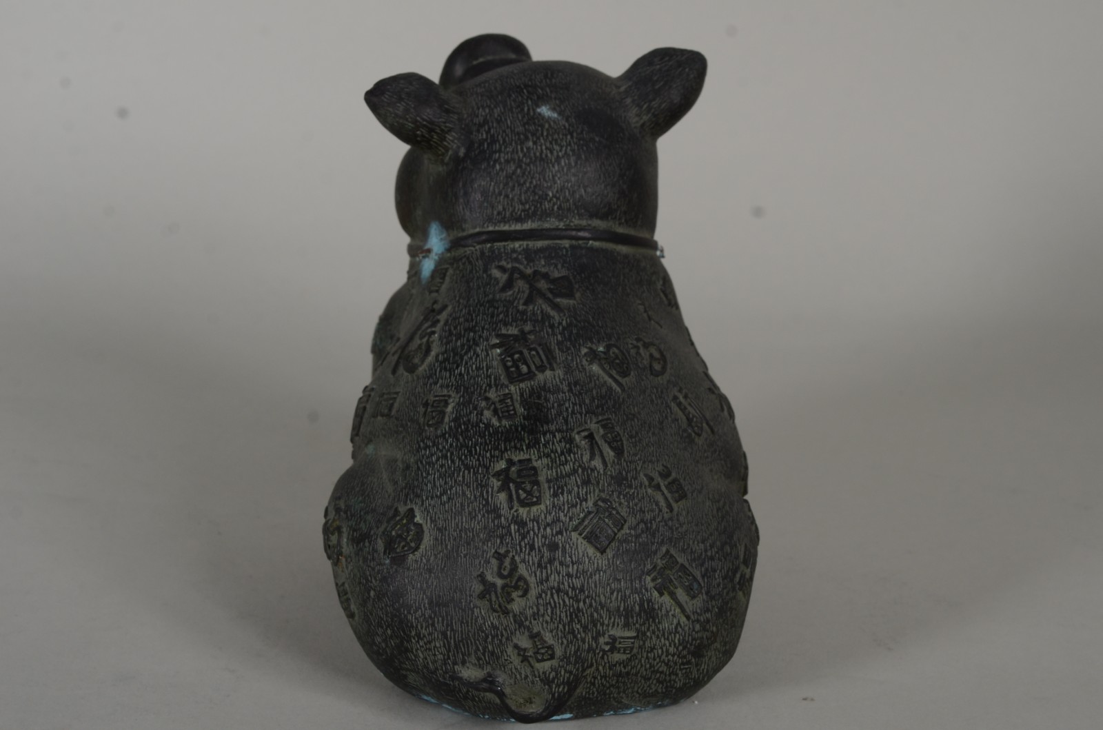 Escultura de bronze chines representando "Porquinho" com ideogramas... - foto 4 de 7