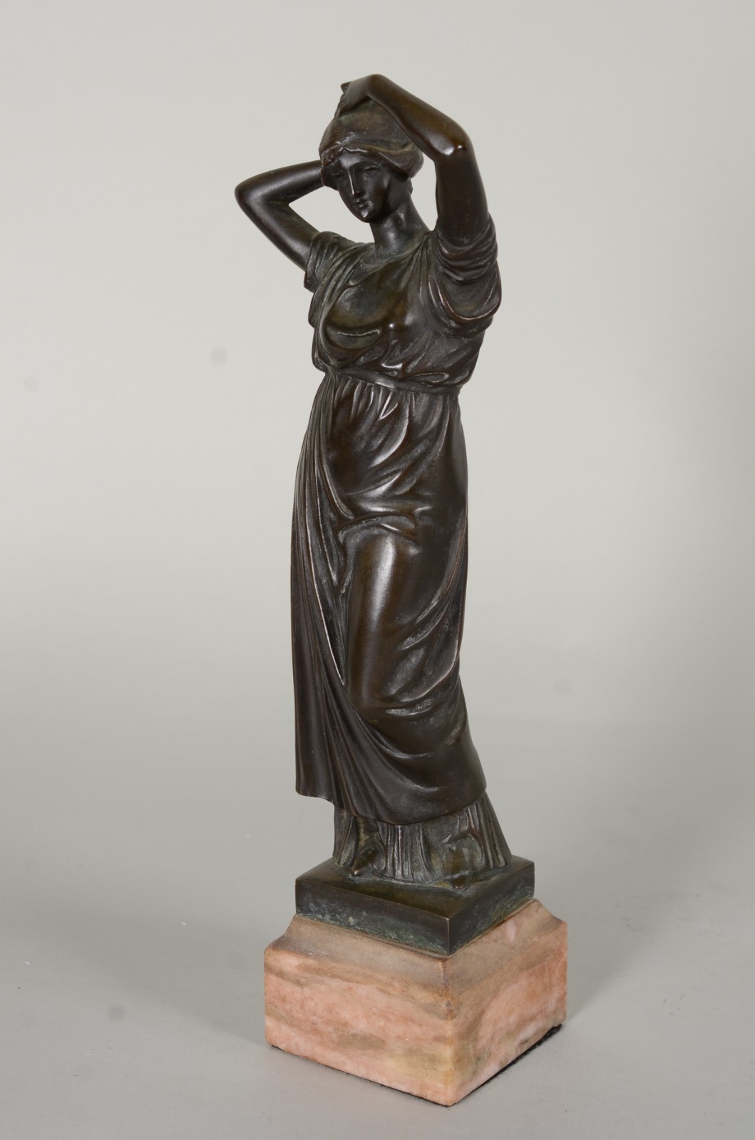 Escultura de bronze representando figura feminina, base de mármore. - foto 1 de 8