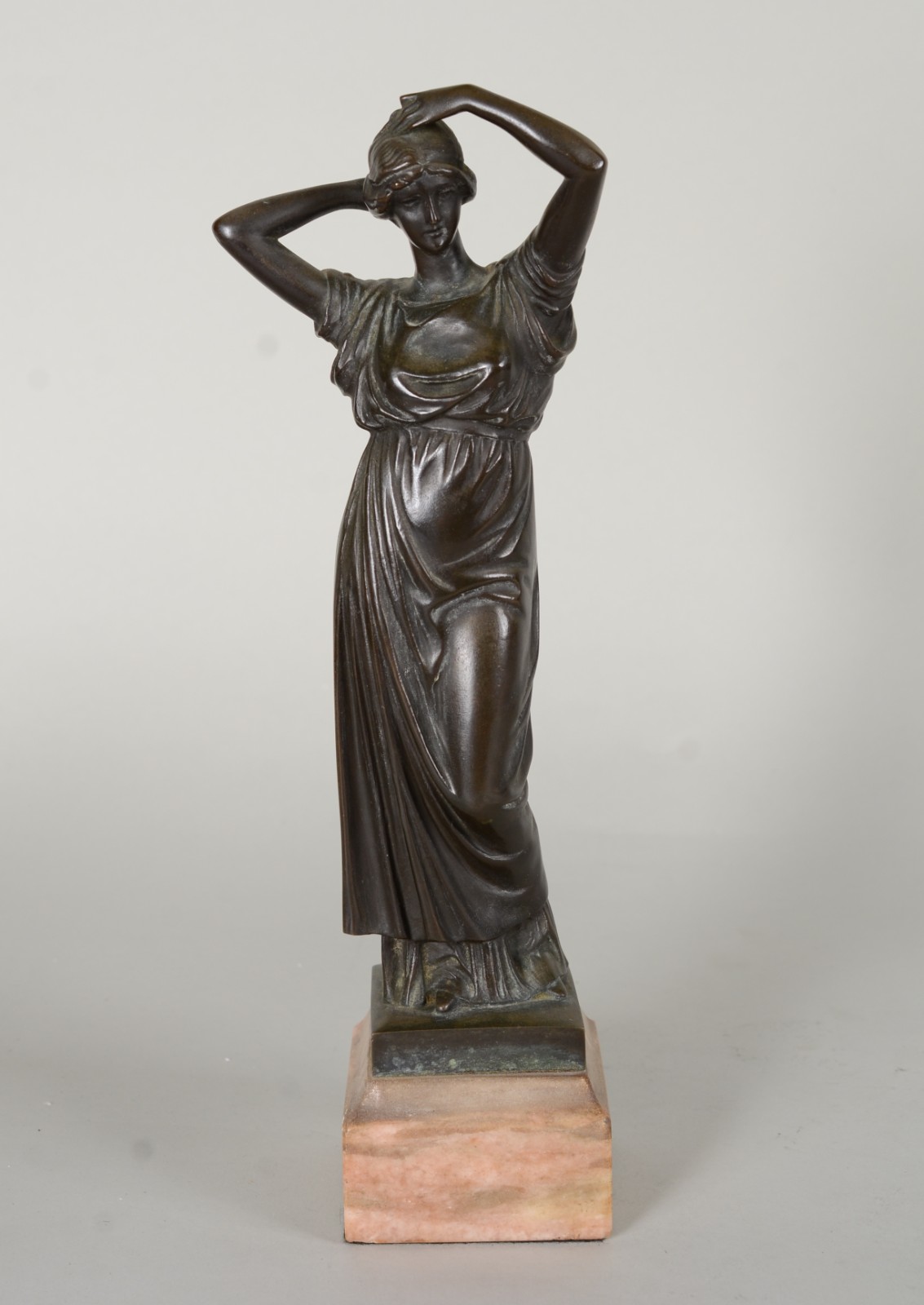 Escultura de bronze representando figura feminina, base de mármore. - foto 2 de 8