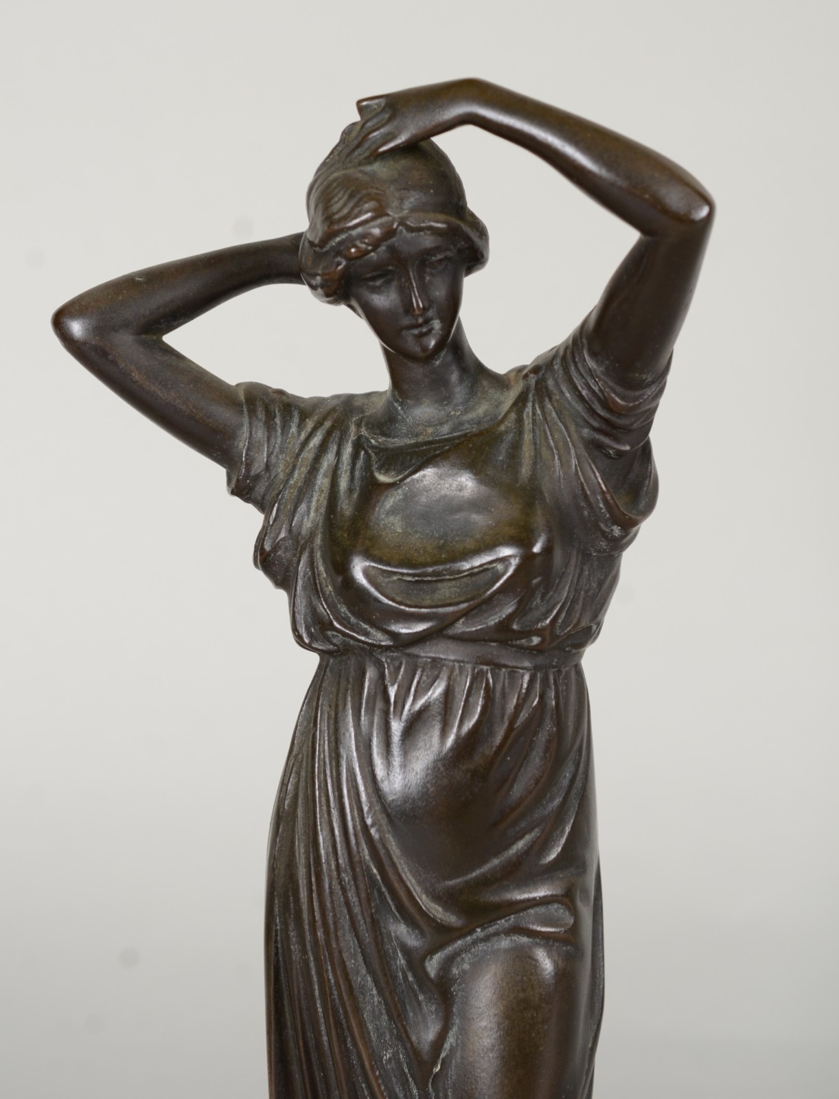 Escultura de bronze representando figura feminina, base de mármore. - foto 3 de 8