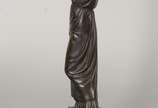 Escultura de bronze representando figura femini... - Escultura de bronze representando figura feminina, base de mármore.