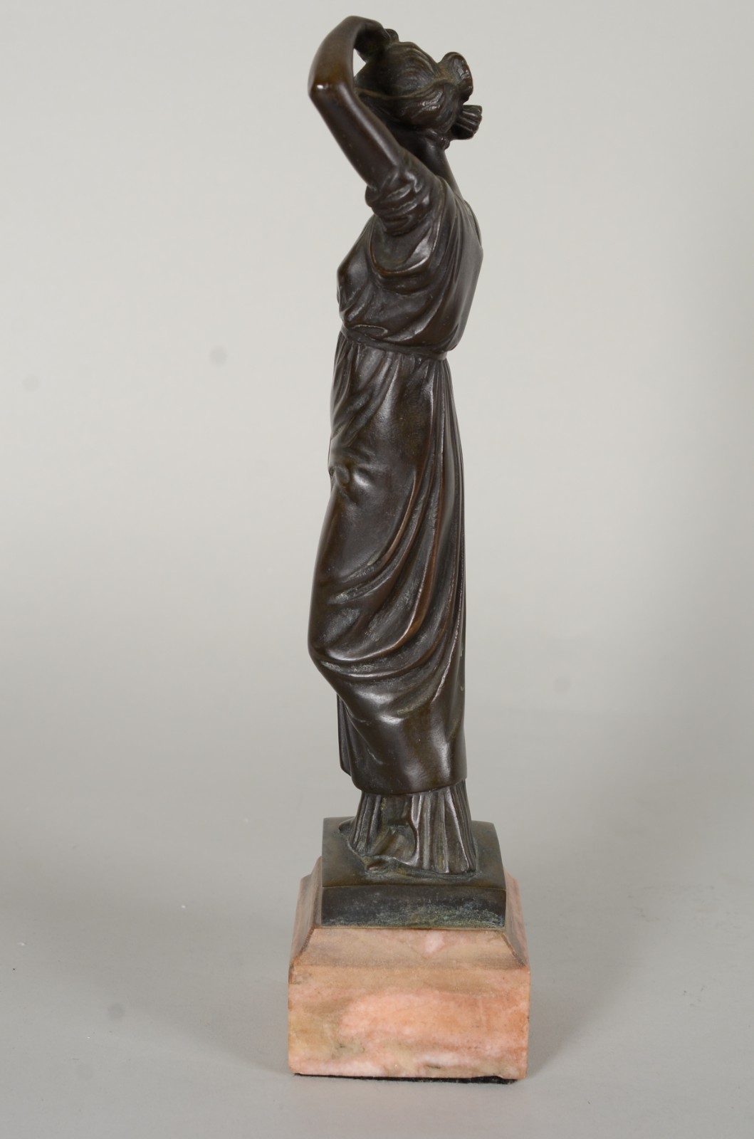 Escultura de bronze representando figura feminina, base de mármore. - foto 4 de 8