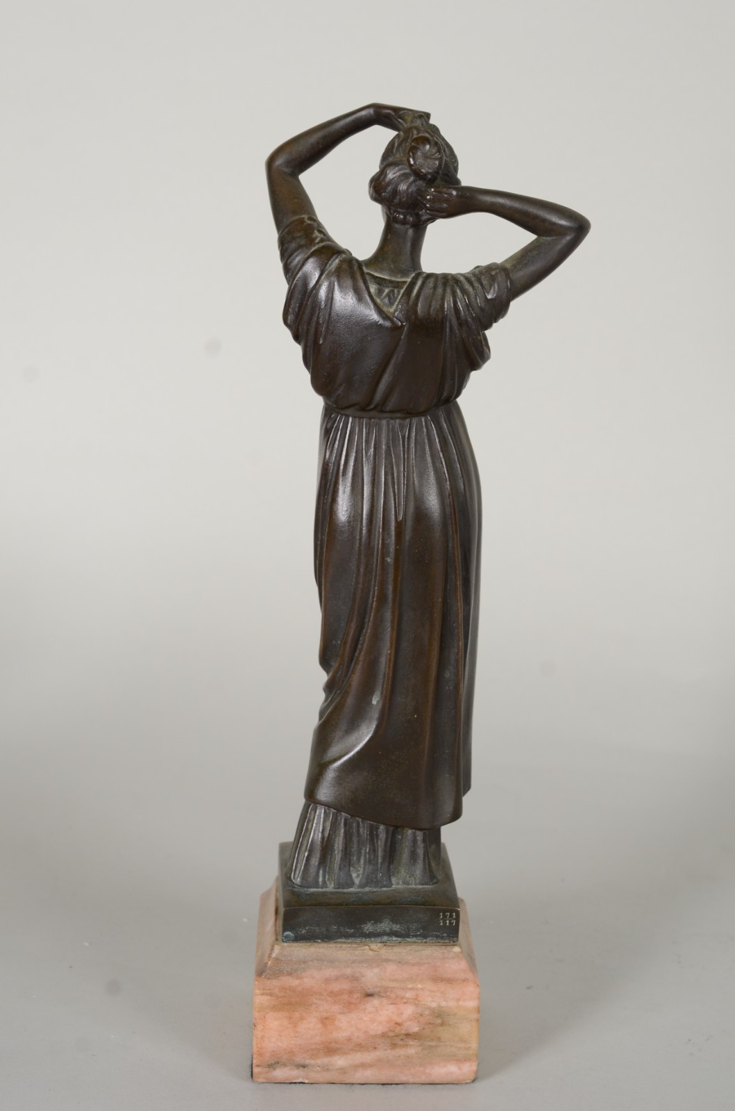 Escultura de bronze representando figura feminina, base de mármore. - foto 5 de 8
