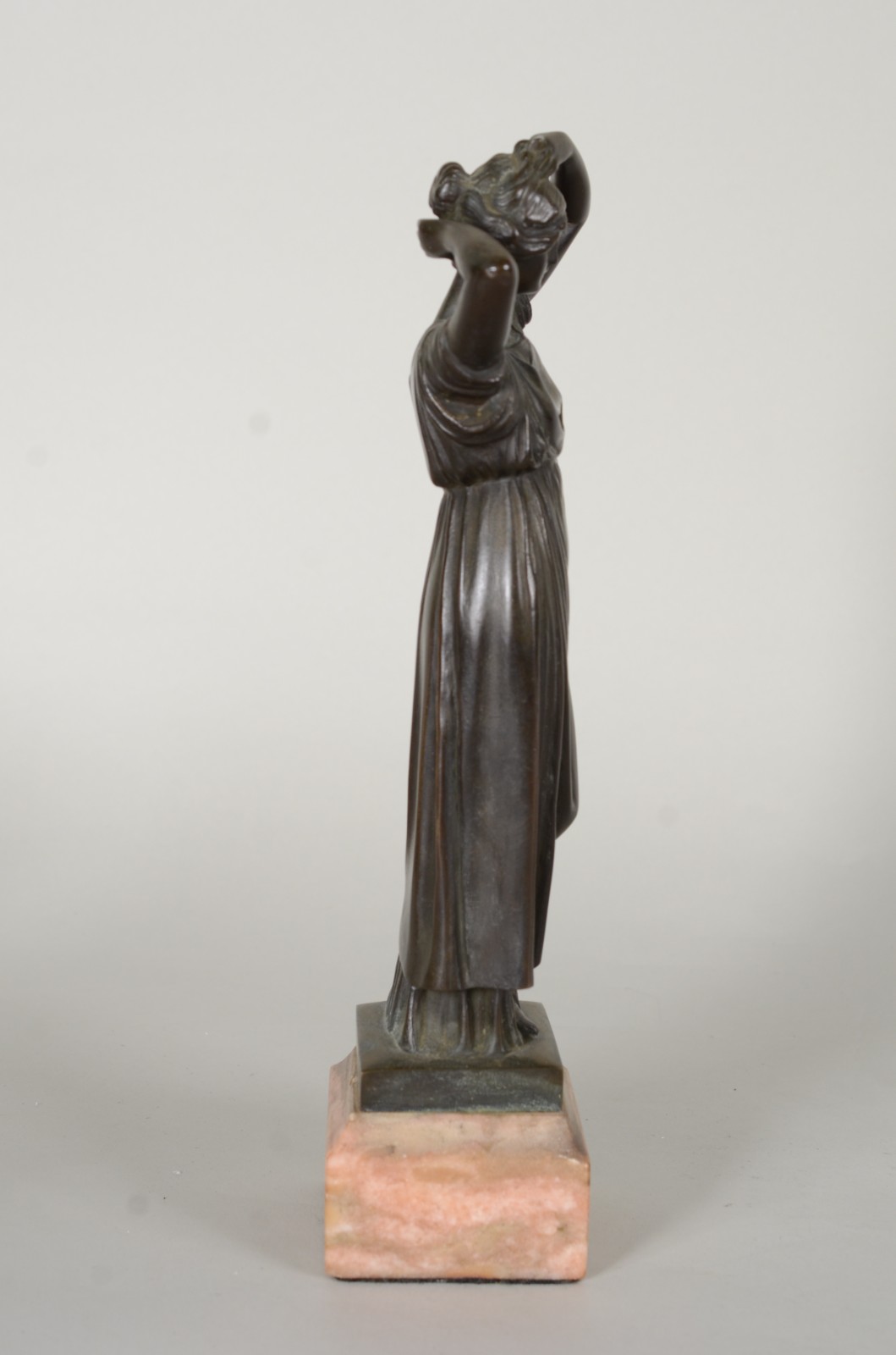 Escultura de bronze representando figura feminina, base de mármore. - foto 6 de 8