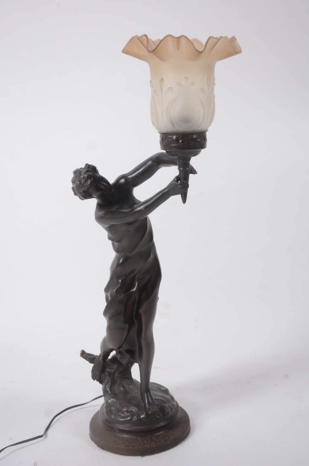 Luminária de petit bronze representando figura feminina, manga de... - foto 1 de 9