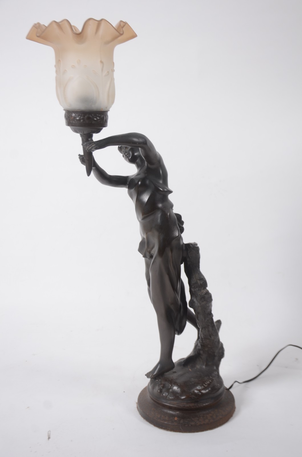 Luminária de petit bronze representando figura feminina, manga de... - foto 4 de 9