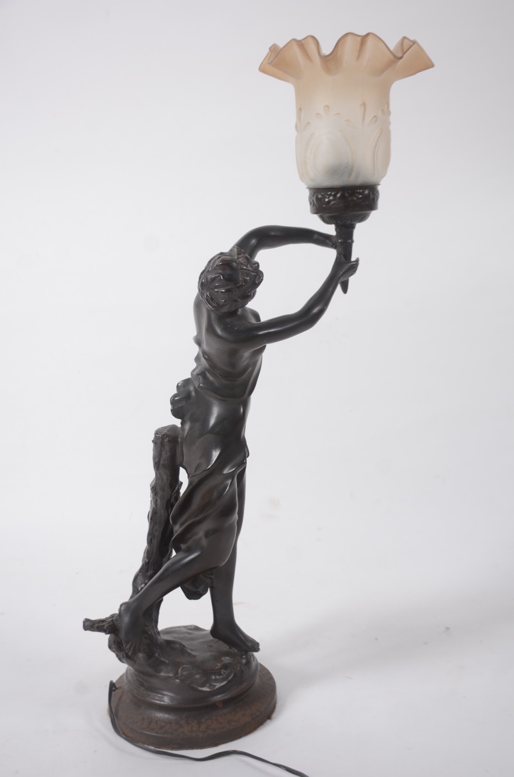 Luminária de petit bronze representando figura feminina, manga de... - foto 5 de 9