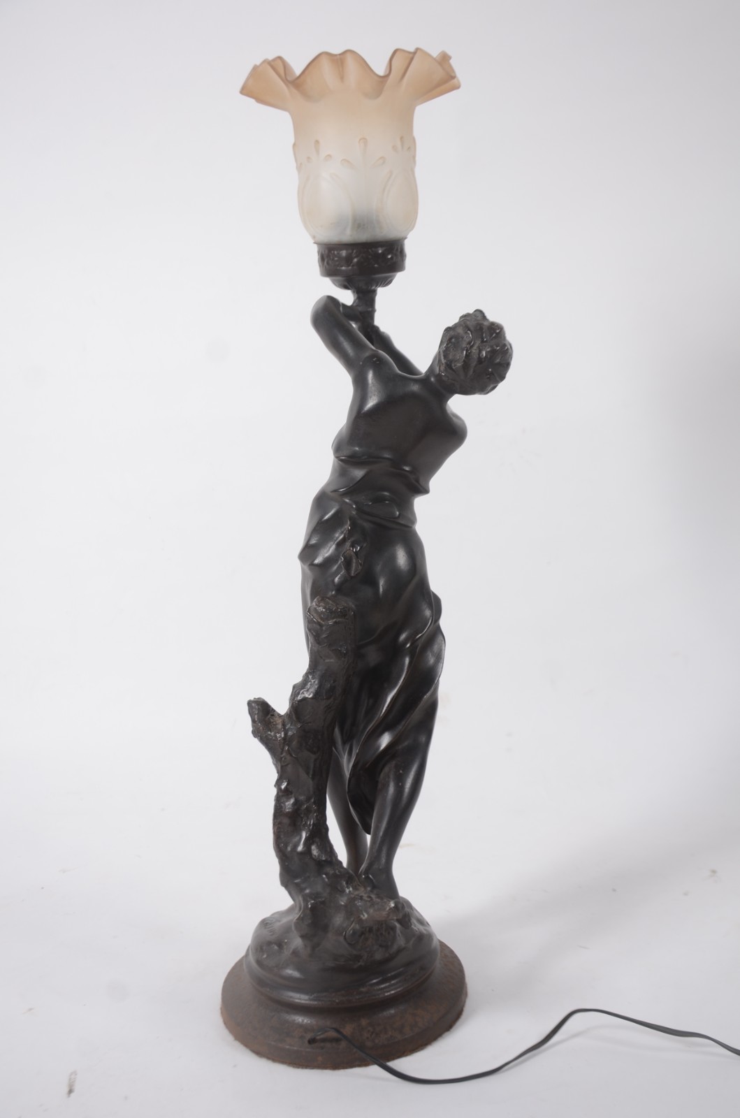 Luminária de petit bronze representando figura feminina, manga de... - foto 2 de 9