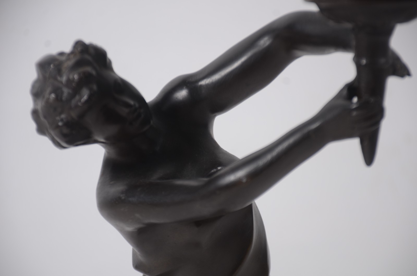 Luminária de petit bronze representando figura feminina, manga de... - foto 7 de 9