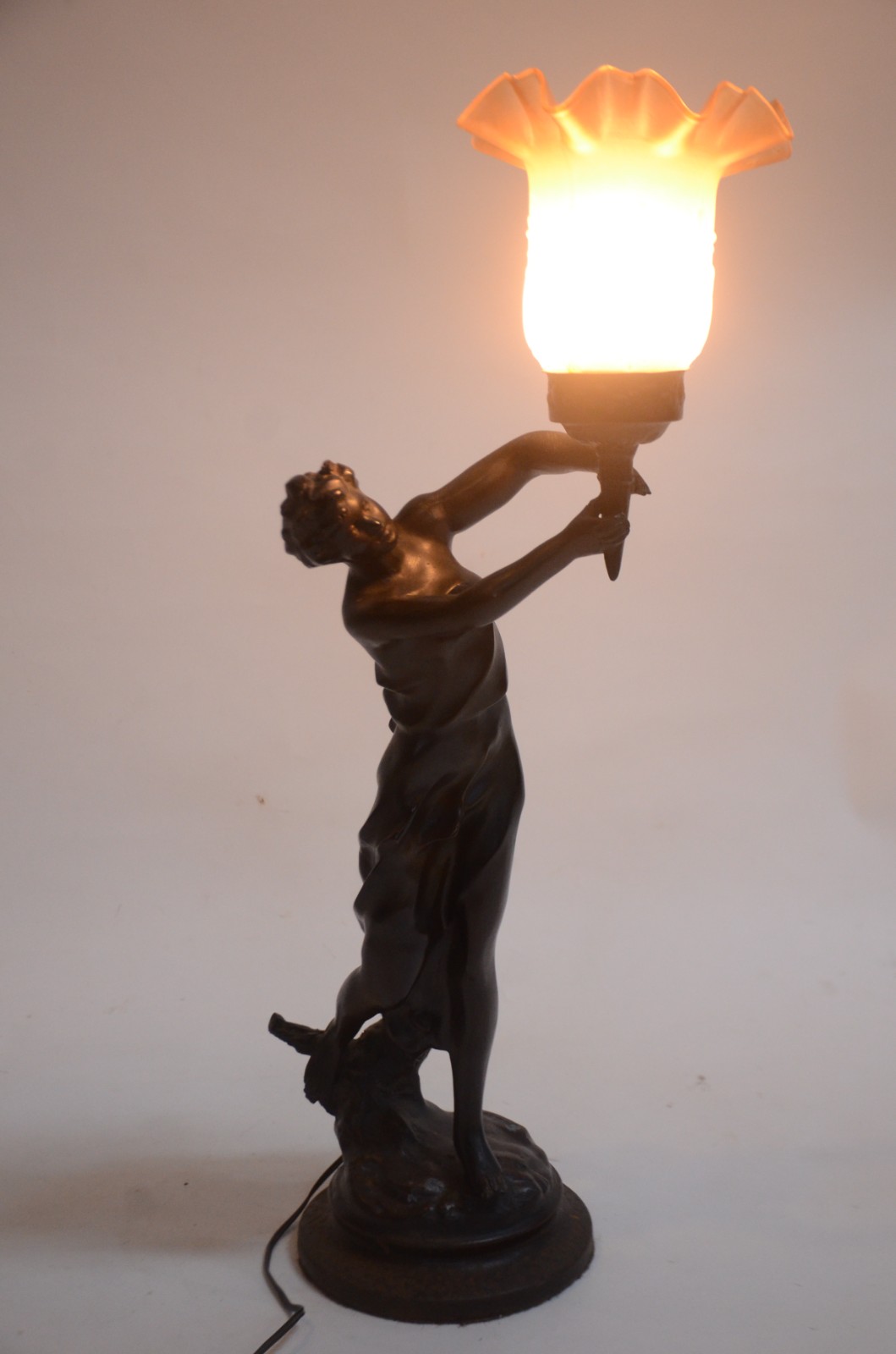 Luminária de petit bronze representando figura feminina, manga de... - foto 3 de 9